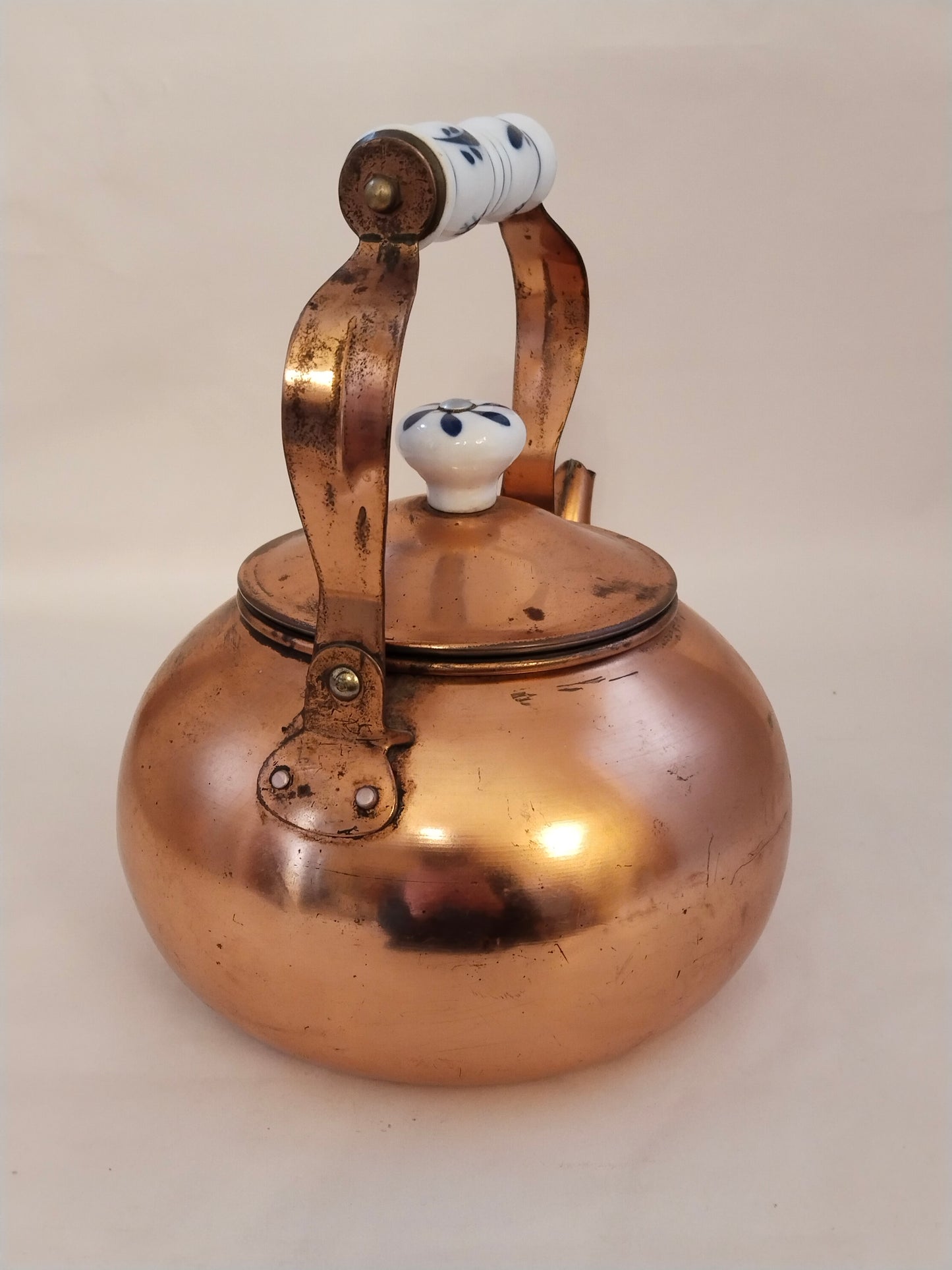 Vintage Kupfer-Teekanne mit bauchiger Form und glänzender Oberfläche. Hinterseiten-Ansicht