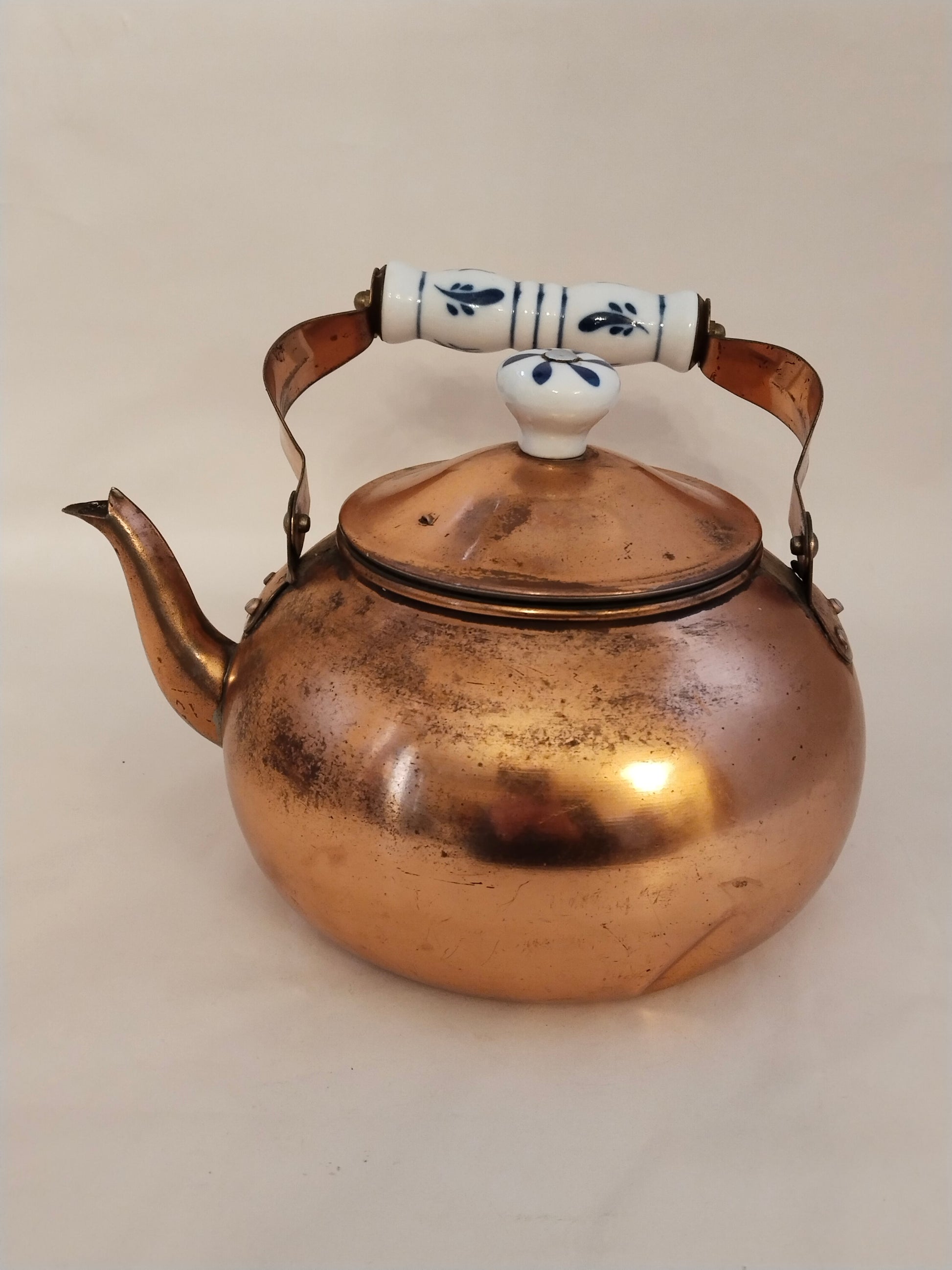 Vintage Kupfer-Teekanne mit bauchiger Form und glänzender Oberfläche.