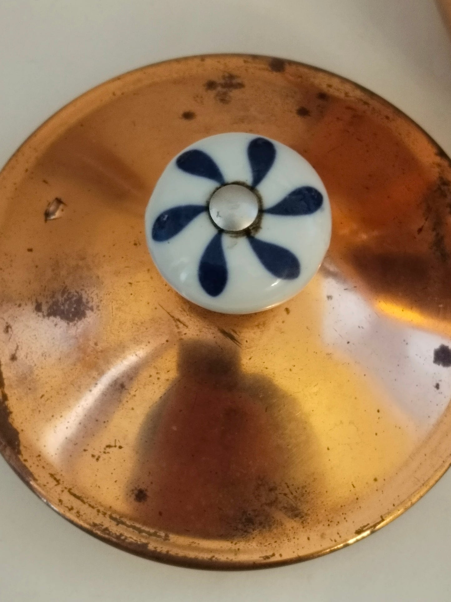 Kupferdeckel mit passendem blau-weißem Porzellanknauf.