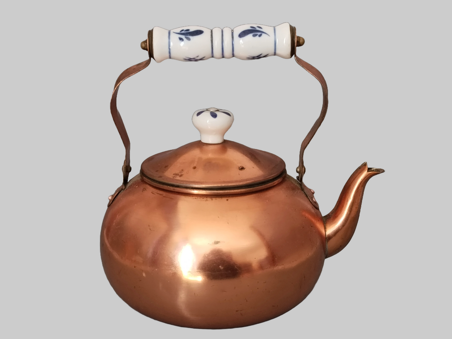 Vintage Kupfer-Teekanne mit bauchiger Form und glänzender Oberfläche.