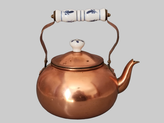 Vintage Kupfer-Teekanne mit bauchiger Form und glänzender Oberfläche.