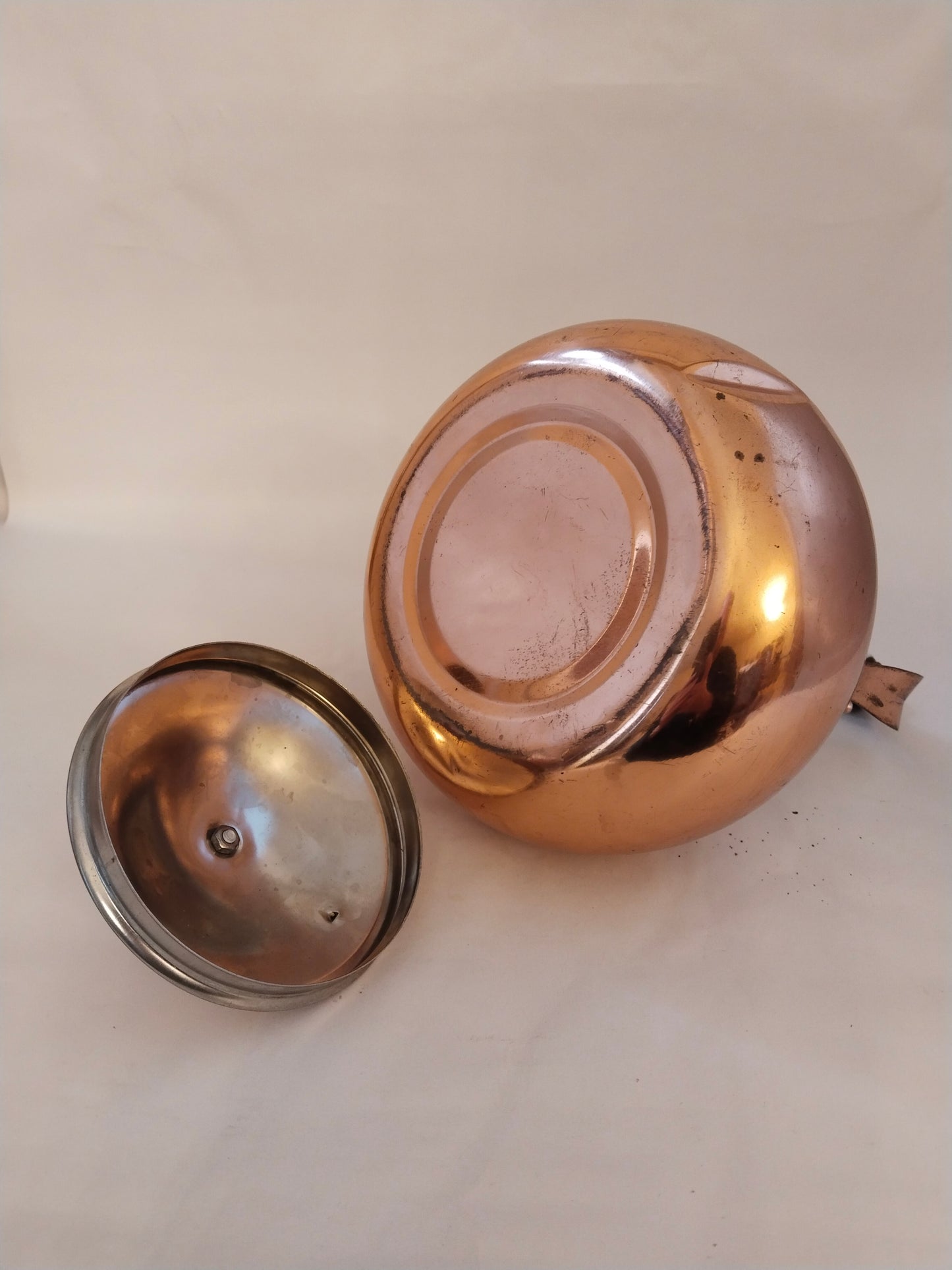 Unterseite der Mid-Century Teekanne mit Gebrauchsspuren und Patina