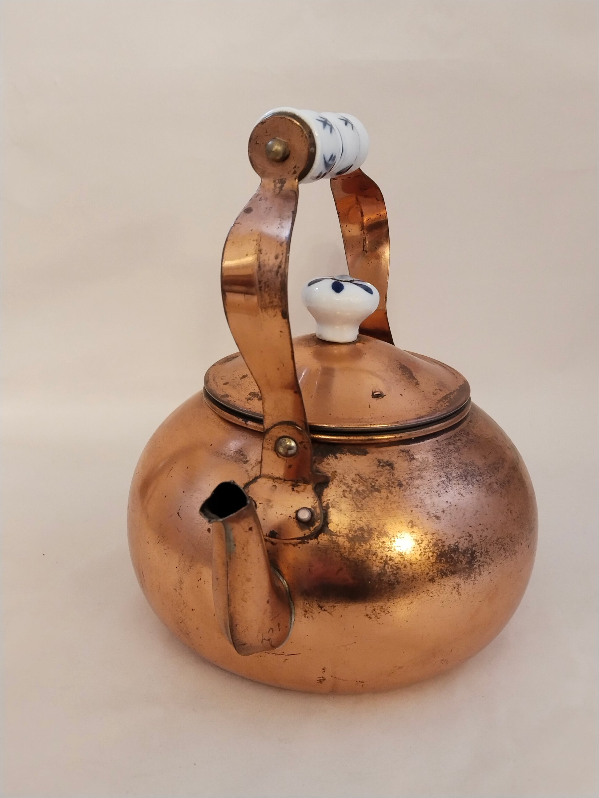 Vorderansicht einer Vintage Kupfer-Teekanne mit bauchiger Form und glänzender Oberfläche.