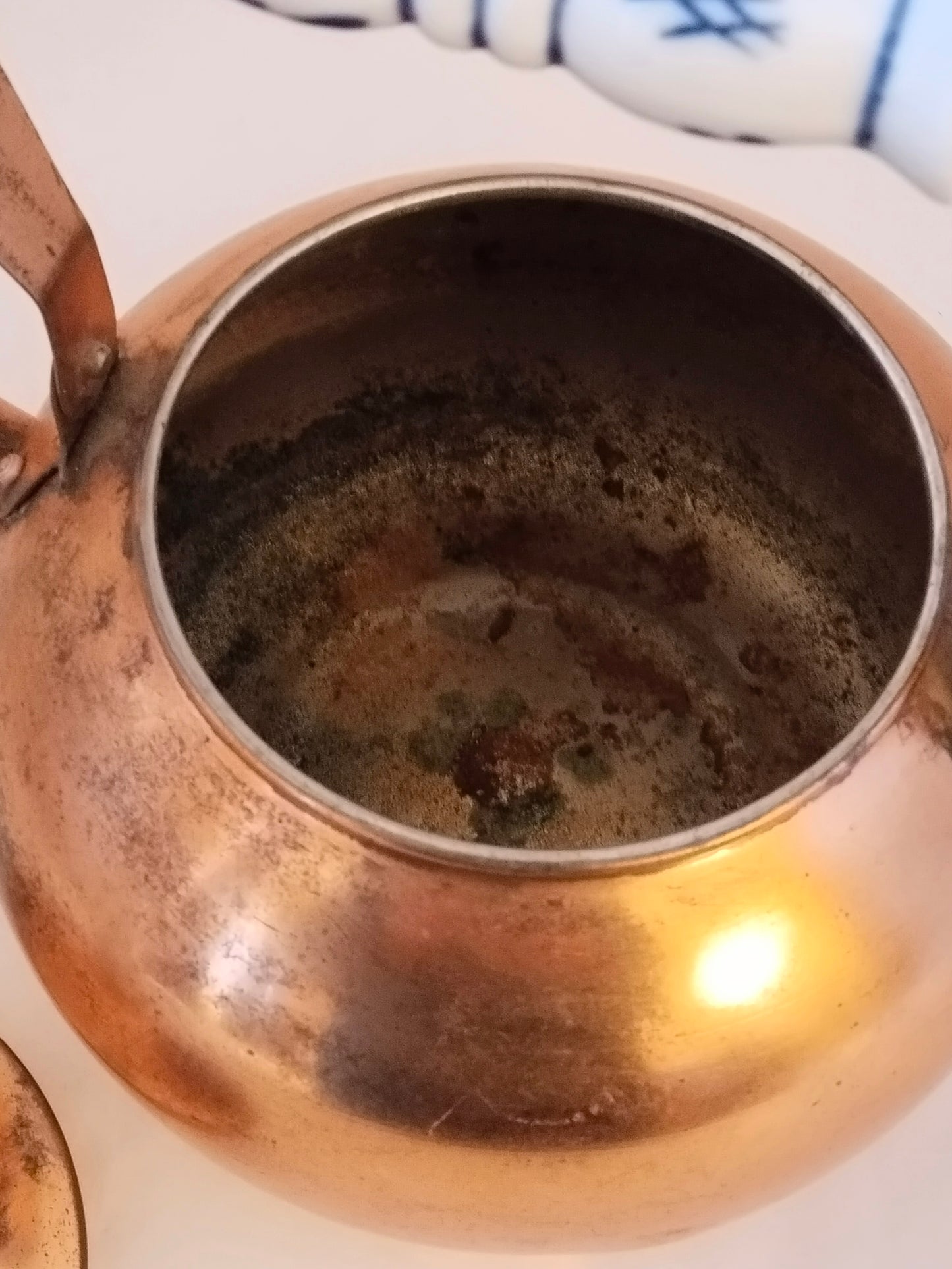 Innenansicht  einer historischen Kupfer-Teekanne.