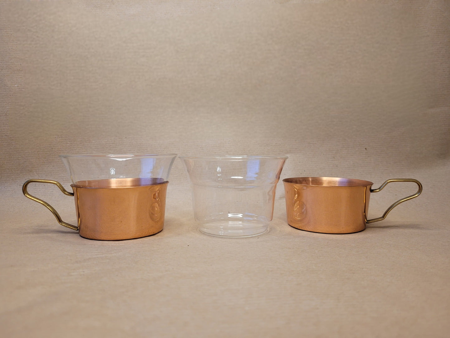 Hygienische Glaseinsätze für Teetassen in einem Mid-Century Metallkorpus