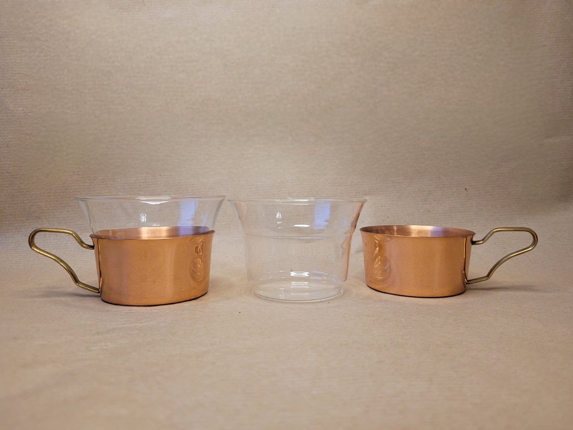 Hygienische Glaseinsätze für Teetassen in einem Mid-Century Metallkorpus