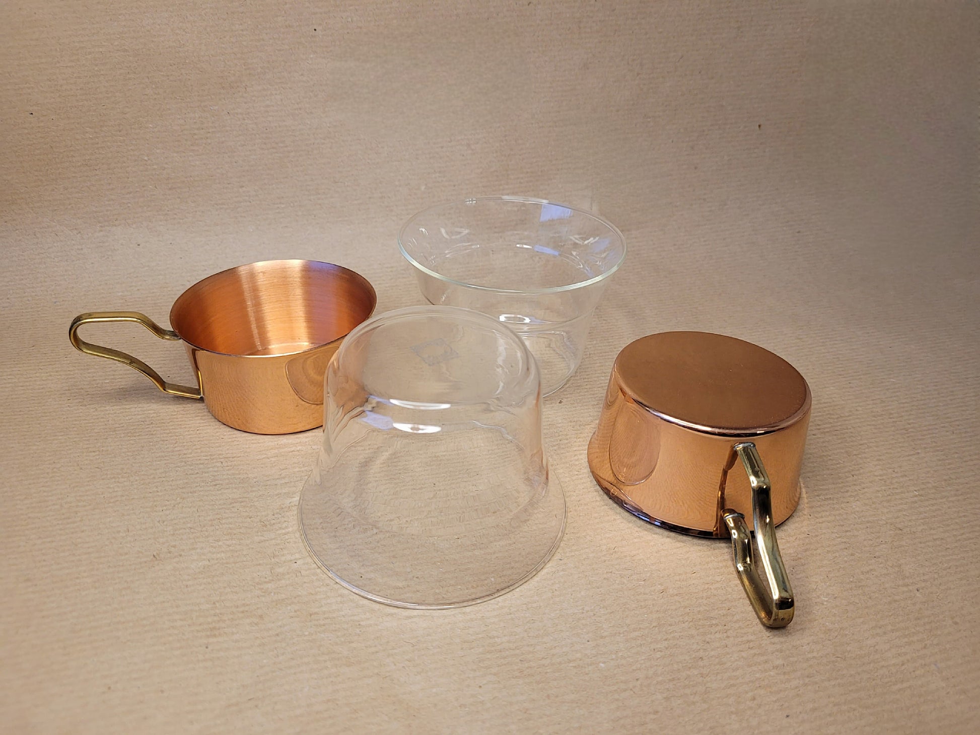 Hygienische Glaseinsätze für Teetassen in einem Mid-Century in einem Metallkorpus