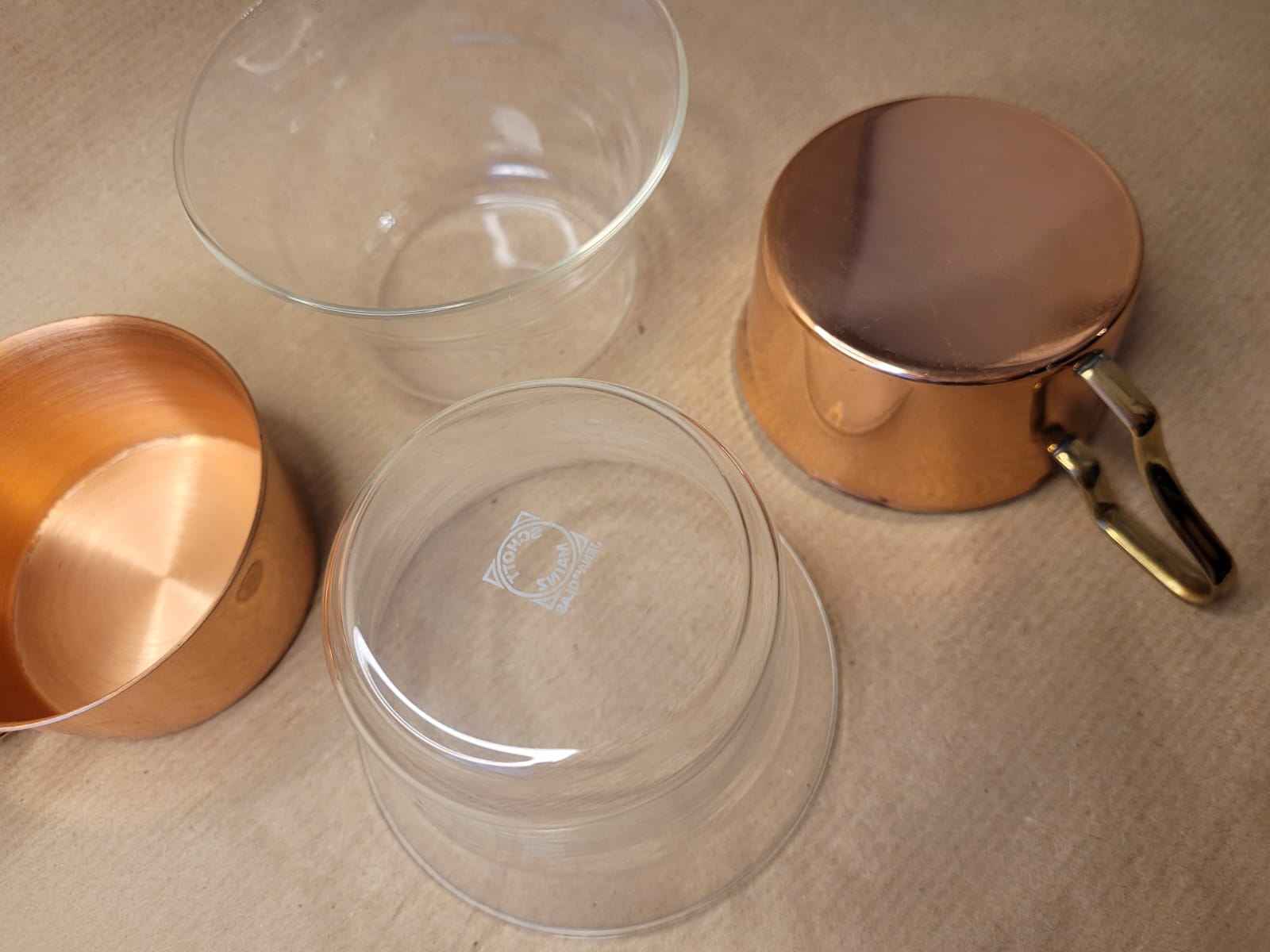 Hygienische Glaseinsätze für Teetassen in einem Mid-Century in einem Metallkorpus