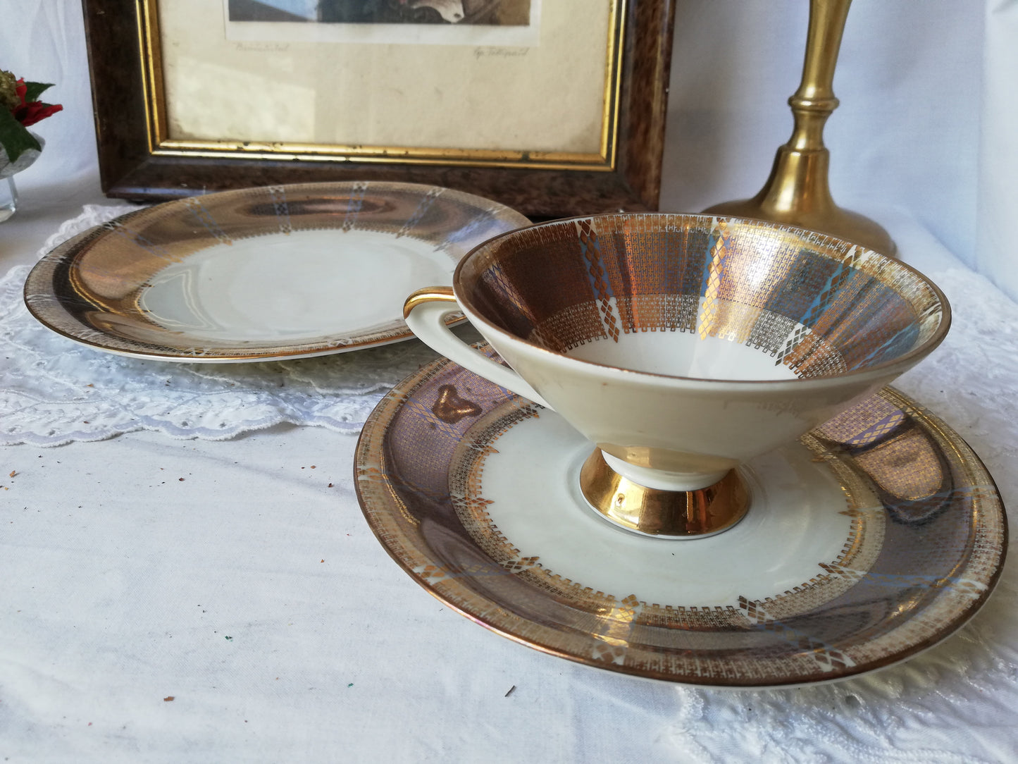 Nahaufnahme geometrisches Ornament Gold Blau Farbwechsel Effekt Teetasse