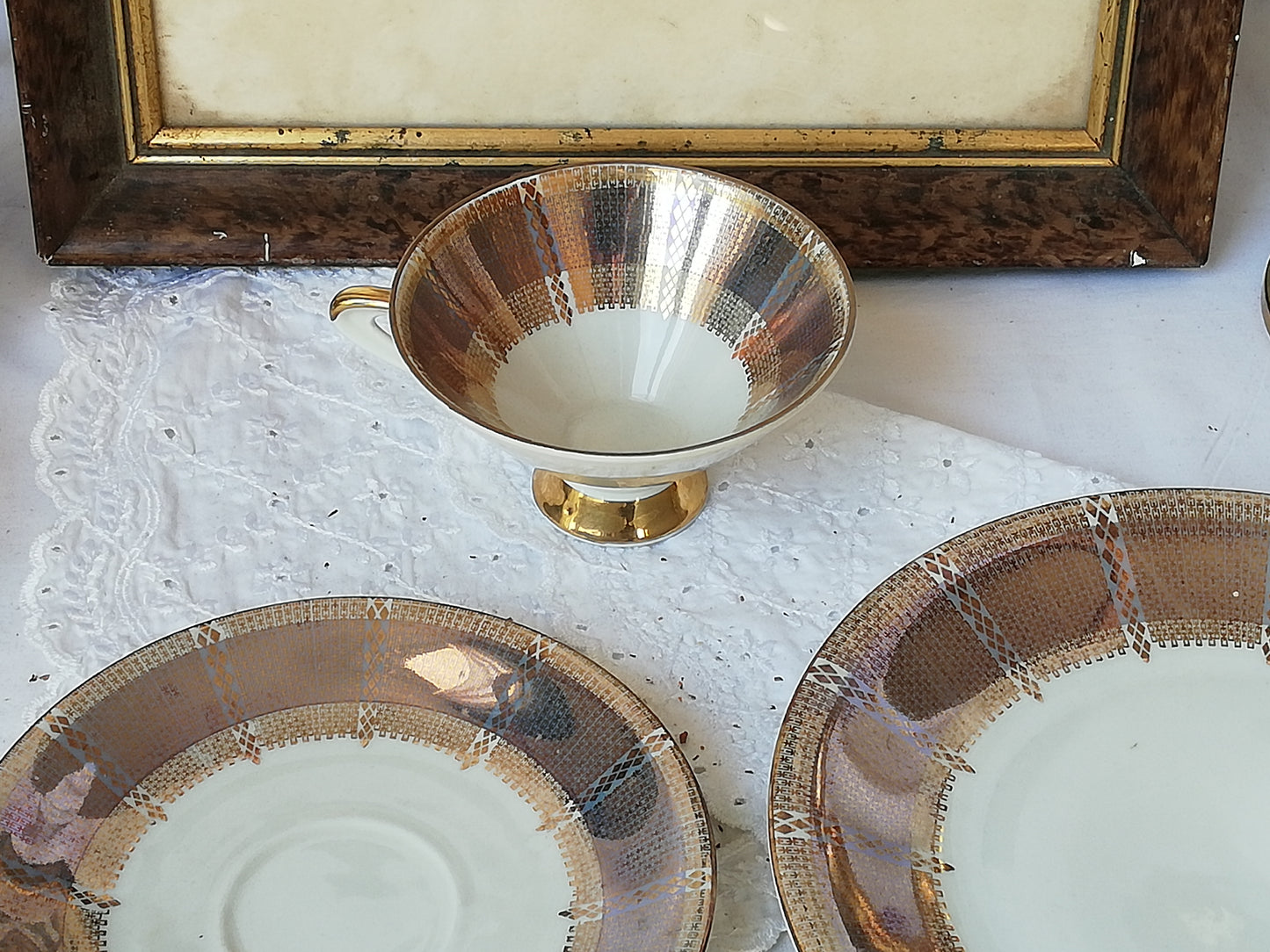 Komplettes Set Tasse Untertasse Teller auf hellem Hintergrund Vintage