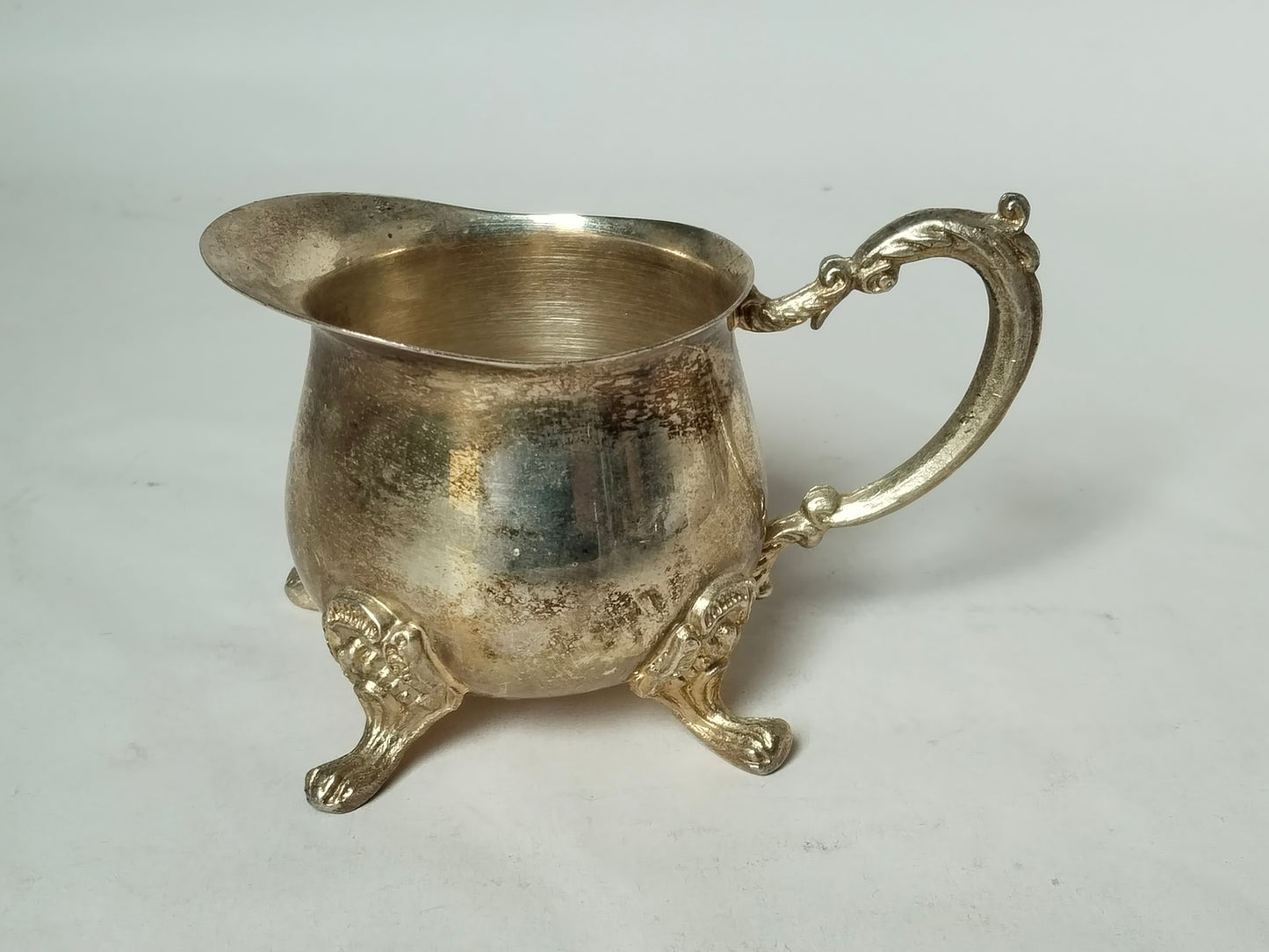 Milchkännchen mit geschwungenem Ornamenthenkel, trichterförmige Ausgussöffnung, Tatzenfüße, versilbert Vintage
