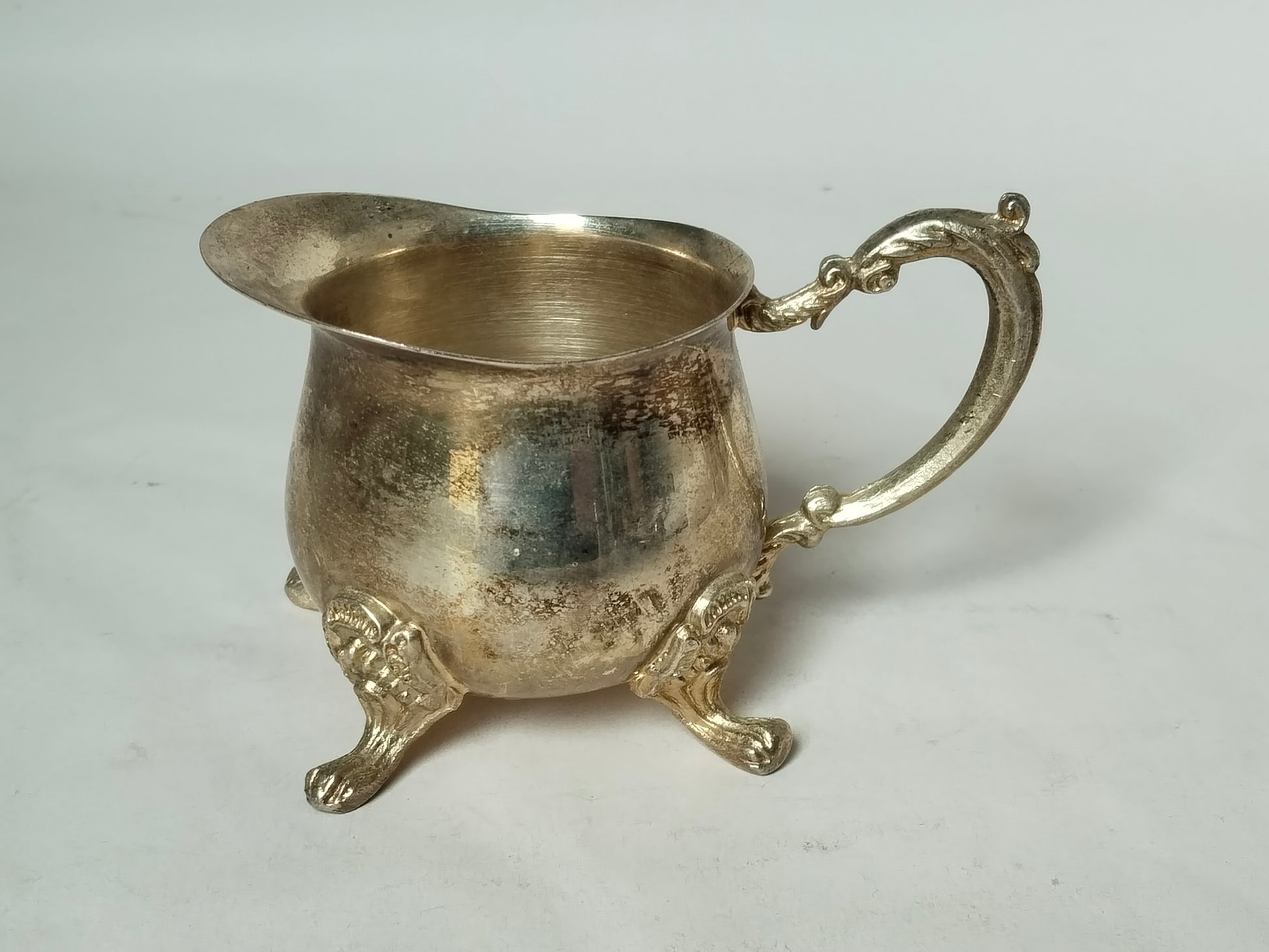 Milchkännchen mit geschwungenem Ornamenthenkel, trichterförmige Ausgussöffnung, Tatzenfüße, versilbert Vintage
