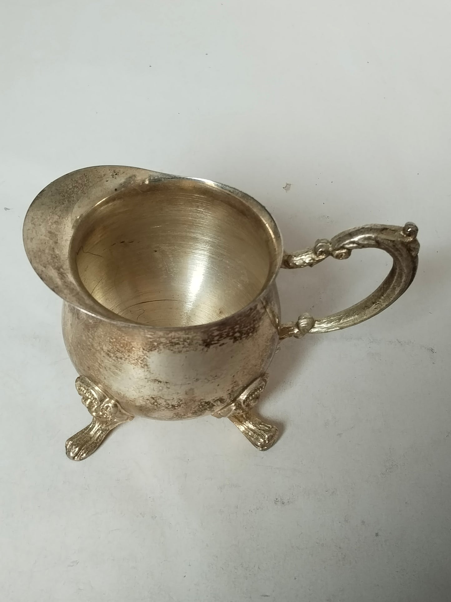 Milchkännchen von oben – Blick ins Innere, gebürstetes Silber, ovale Öffnung, Henkeldetail sichtbar