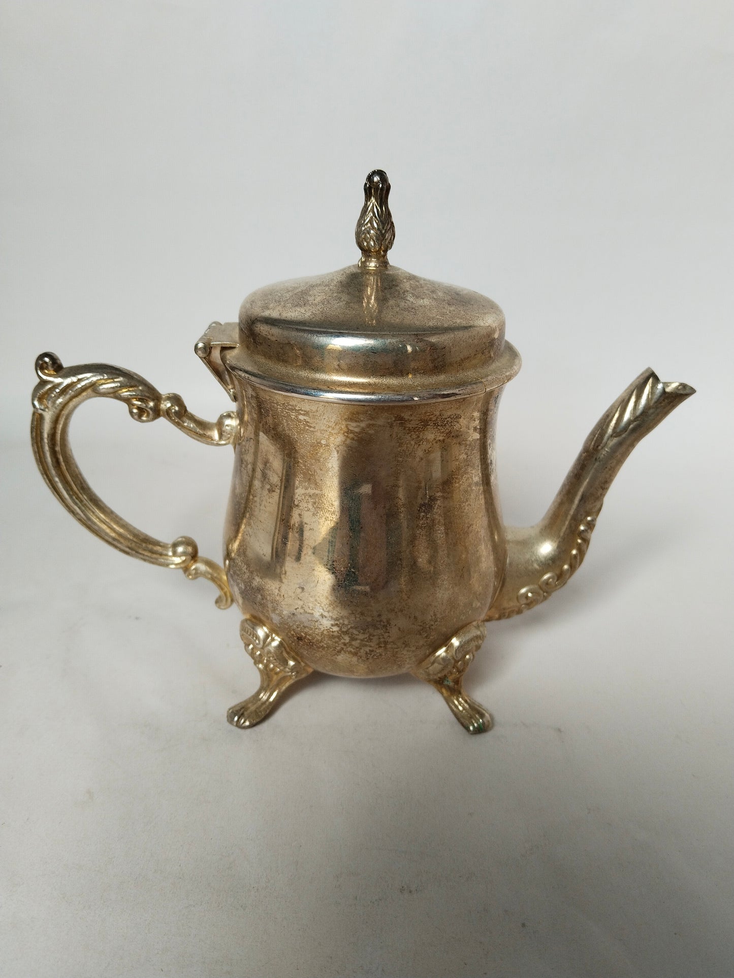 Versilberte Teekanne mit Klappdeckel und Blatt-Knauf, geschwungener Ornamenthenkel, Tatzenfüße, Barockstil Vintage