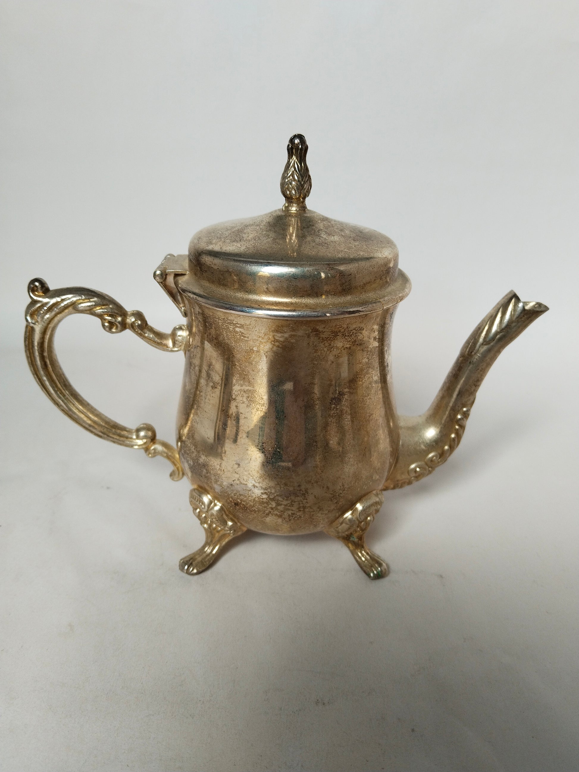 Versilberte Teekanne mit Klappdeckel und Blatt-Knauf, geschwungener Ornamenthenkel, Tatzenfüße, Barockstil Vintage