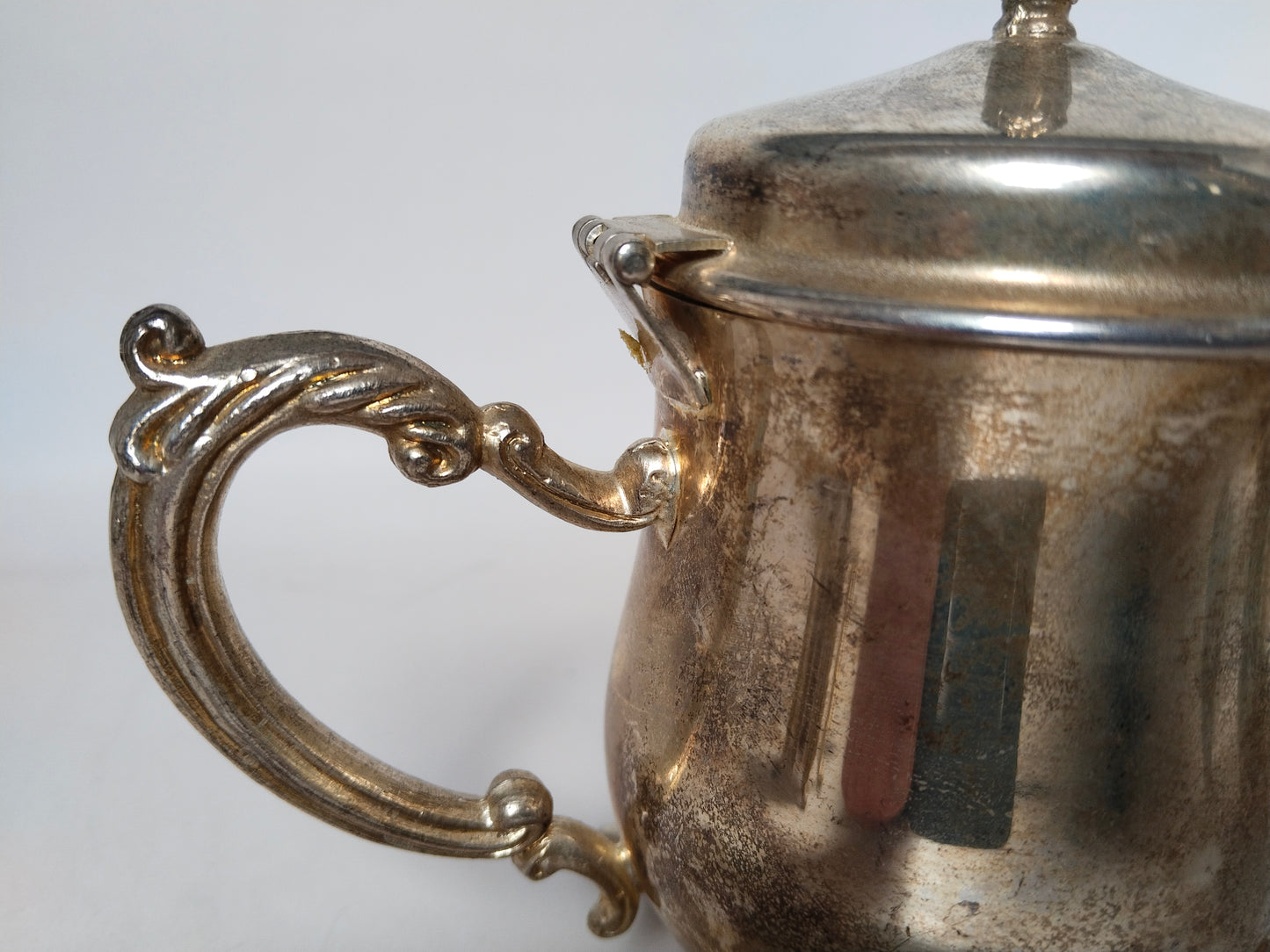 Detailaufnahme Ornamenthenkel der Teekanne – Blattwerk, Voluten, Silberauflage mit Patina, Vintage Teeservice
