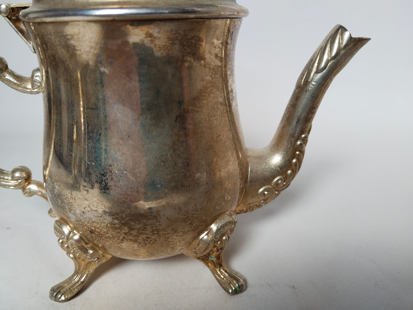 Seitenansicht Teekanne – dekorierter Ausguss mit Blattmotiv, Tatzenfüße, Barockornamentik, versilbert
