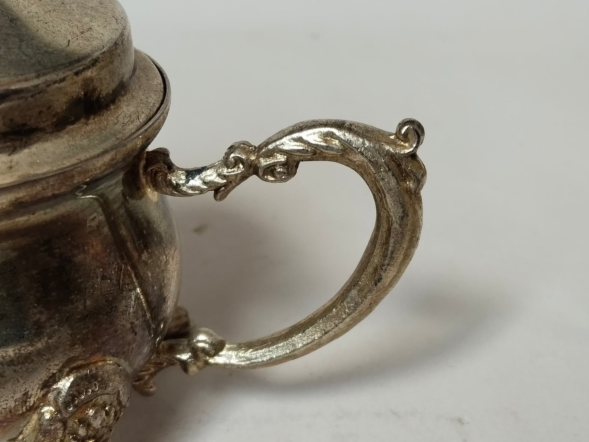 Detailaufnahme Henkel Zuckerdose – Ornament, Lötpunkt, Silberton mit charakteristischer Patina