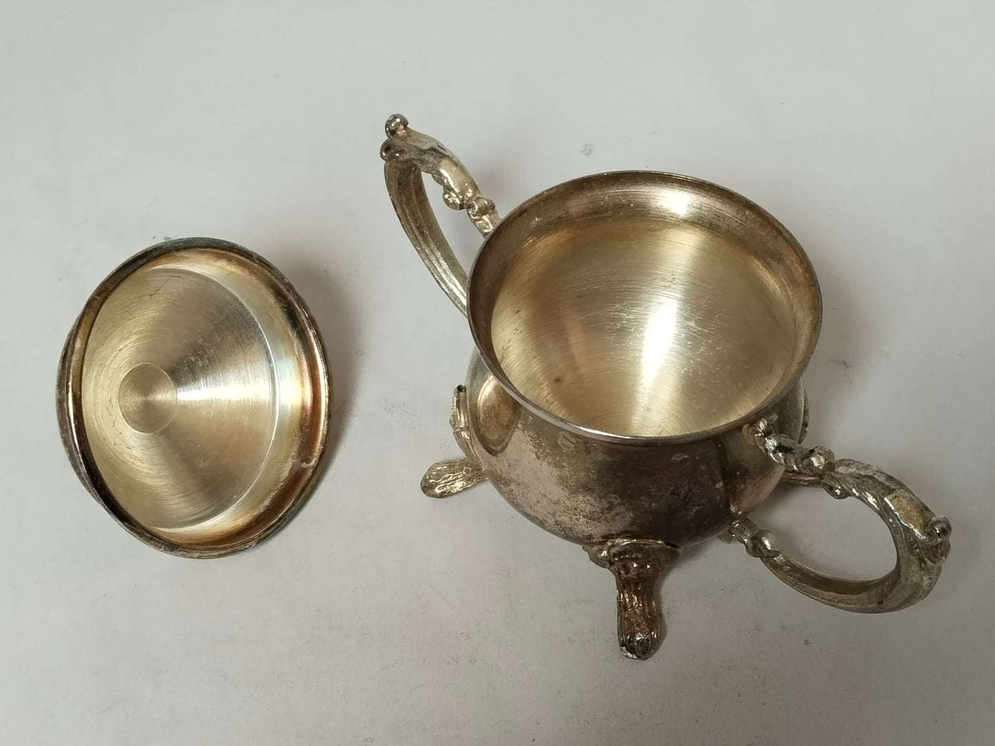 Zuckerdose geöffnet – Deckel abgenommen, gebürstetes Innere, Tatzenfüße Nahaufnahme, versilbertes Set Vintage
