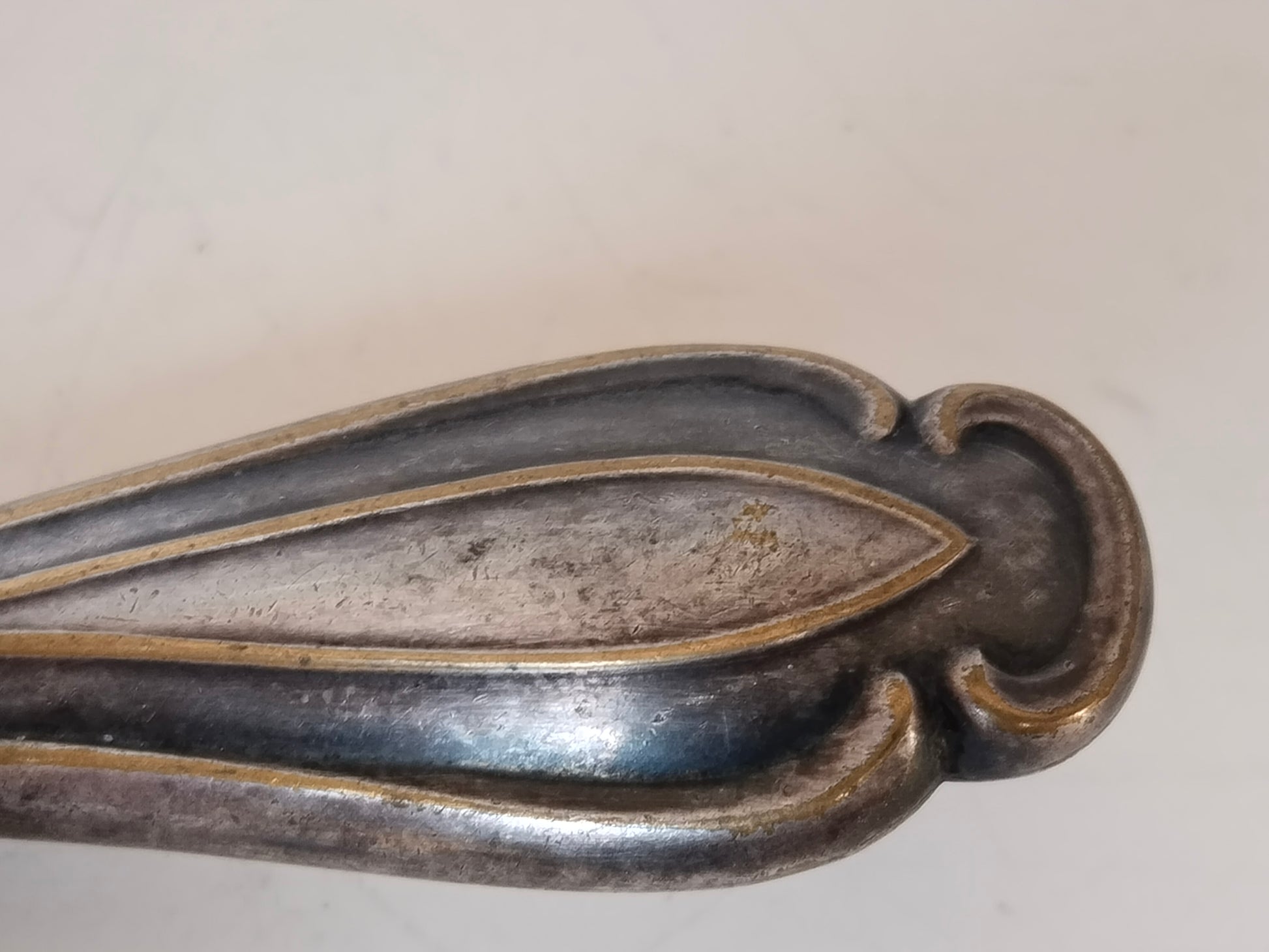 Jugendstil-Griff des Tortenhebers mit geschwungenem Dekor, Nahaufnahme