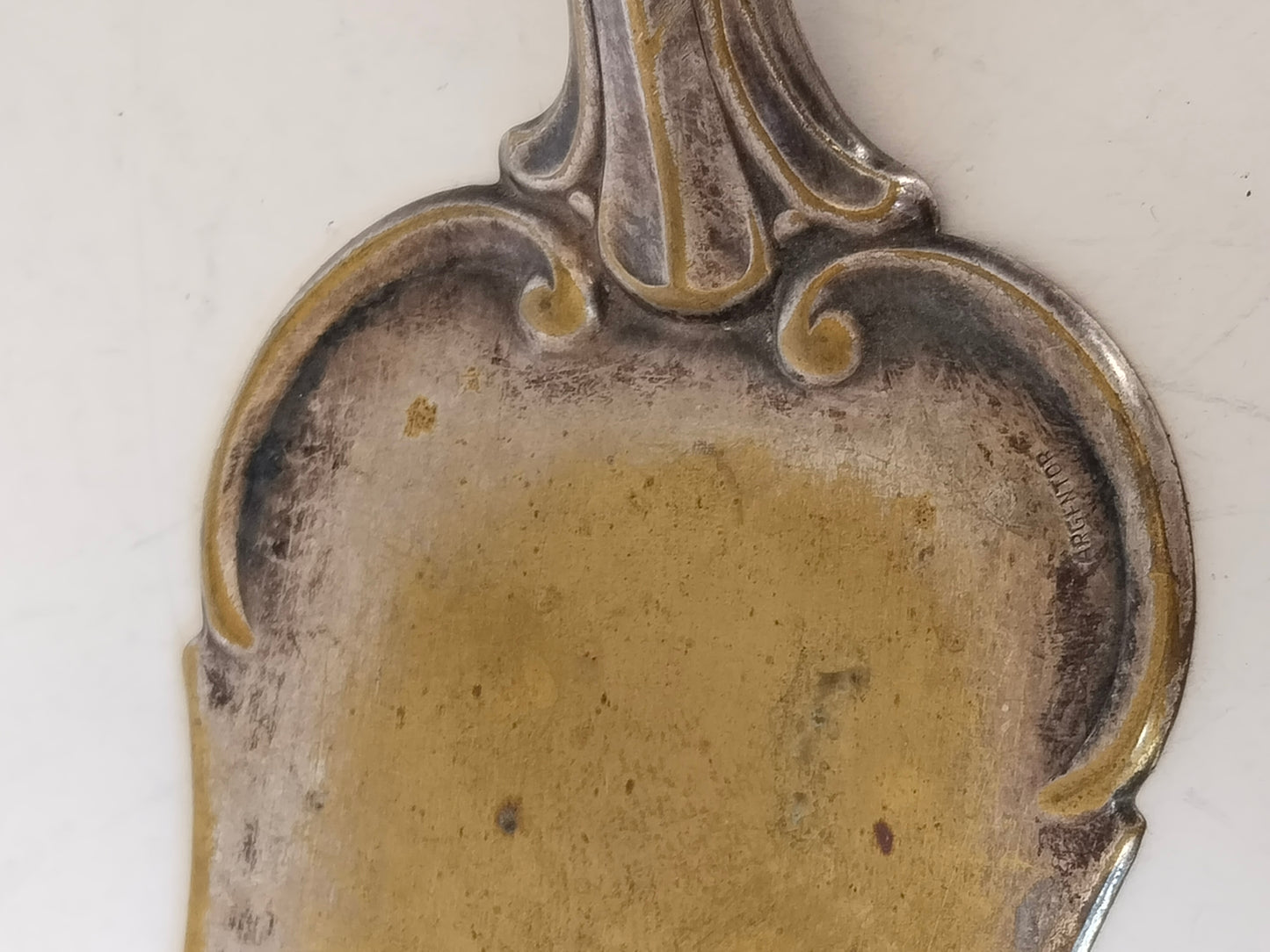 Geschwungener Übergang von Griff zu Blatt, Jugendstil Detail
