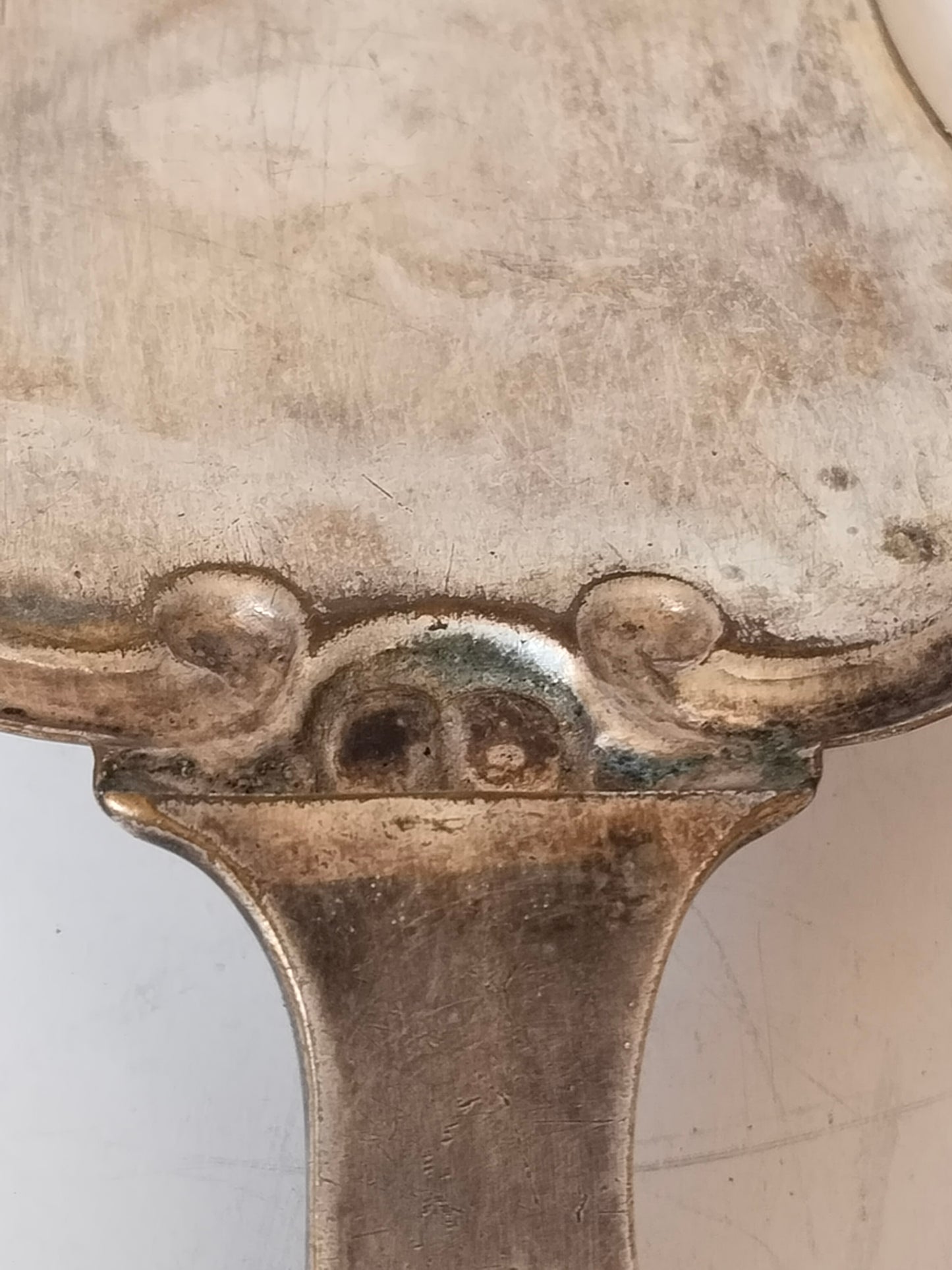 Geschwungener Übergang von Griff zu Blatt, Jugendstil Detail