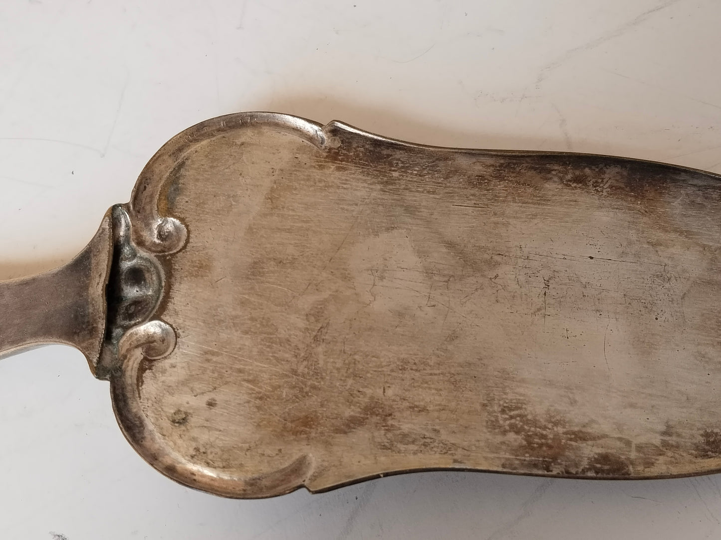 Rückseite des Argentor Tortenhebers mit warmem Grundmetall
