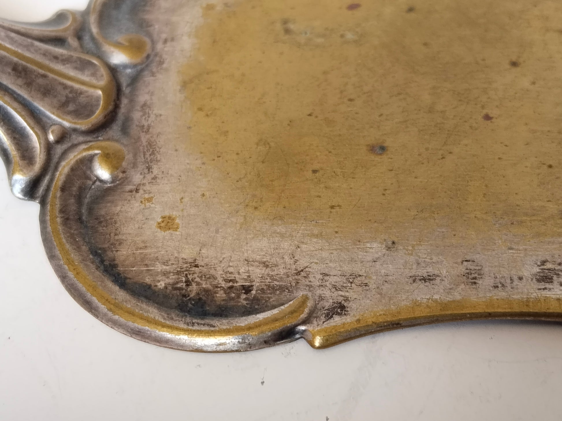 Rückseite des Argentor Tortenhebers mit warmem Grundmetall
