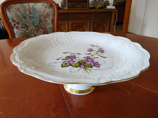 复古瓷质蛋糕托盘 — 紫罗兰花束彩绘，金边洛可可浮雕，约1950–1970年代
