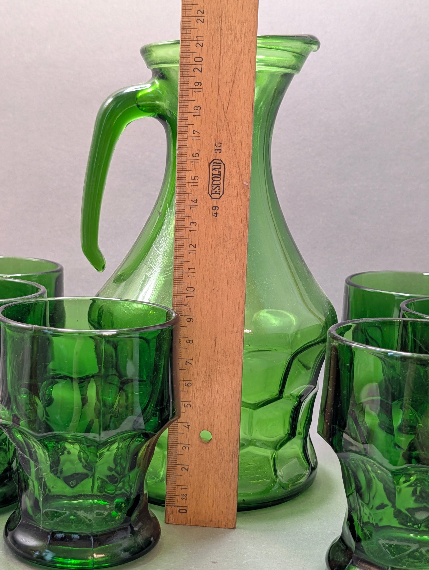 Grüne Vintage-Karaffe mit Lineal, Höhe ca. 21,5 cm, Maßangabe