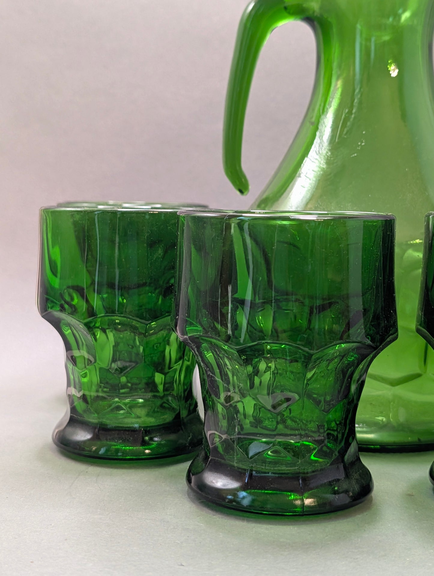 Grüne Trinkgläser mit taillierter Form und Wabenrelief, Detailaufnahme

