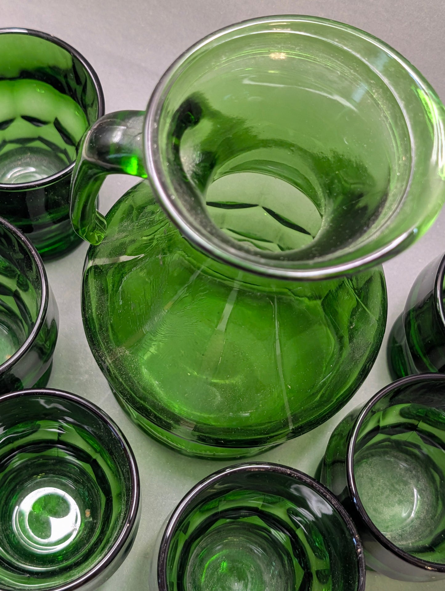Handgeformte grüne Glaskaraffe mit Henkel und Ausgusslippe von oben