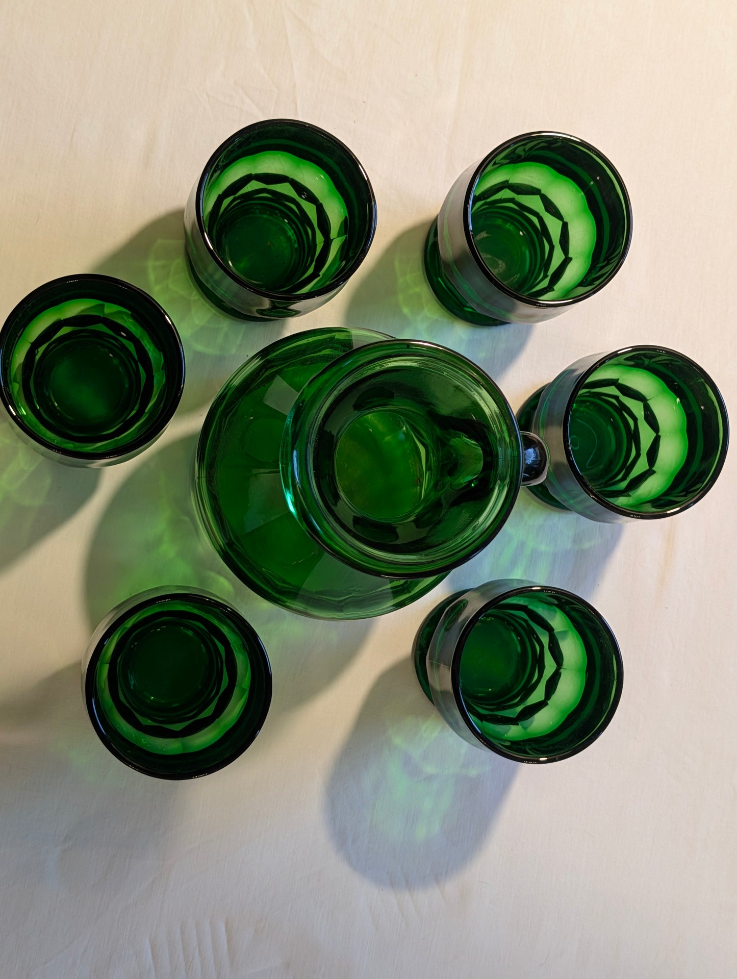 Blick in grüne Karaffe und Gläser, dickwandiges italienisches Vintage-Glas
