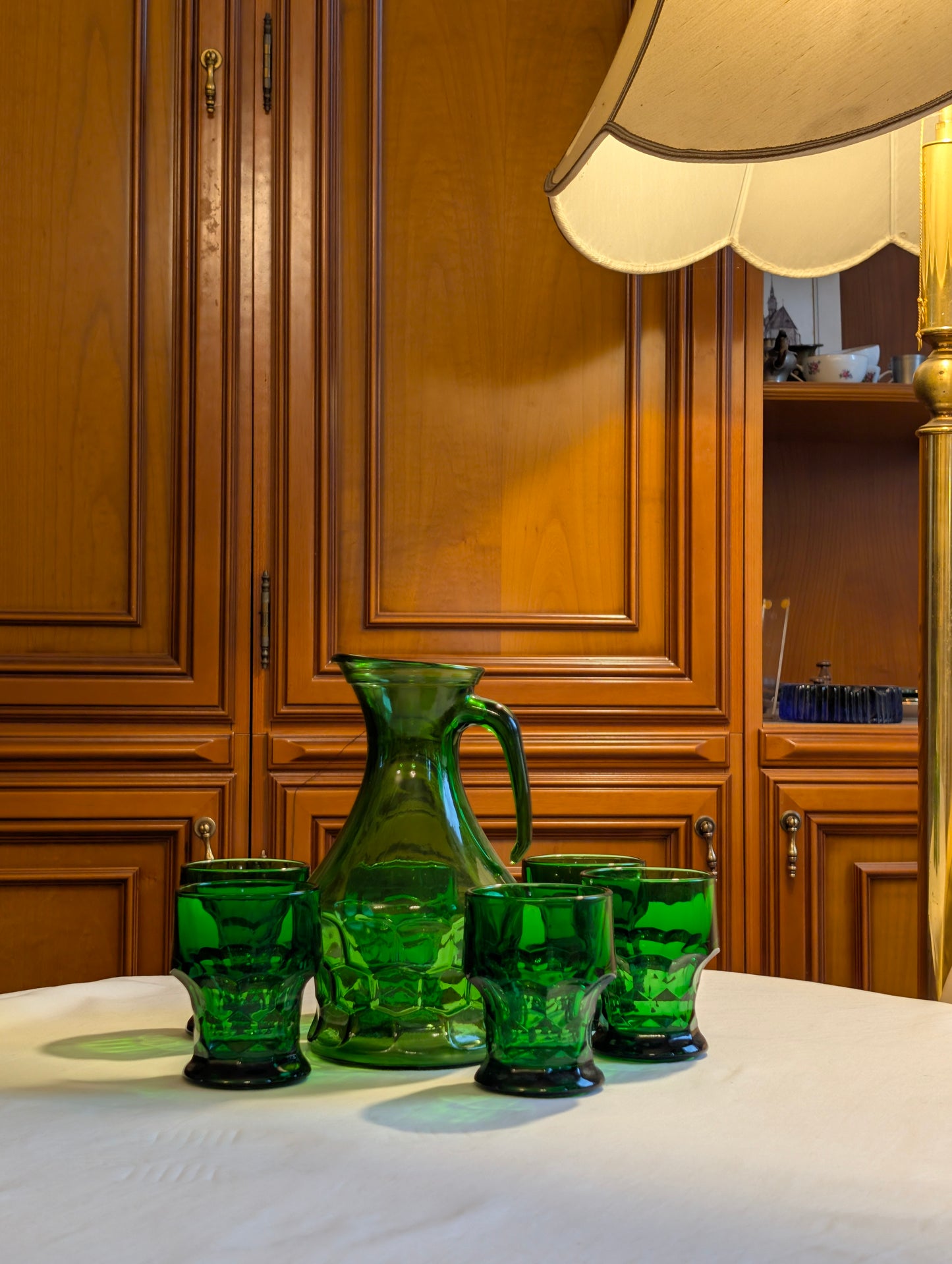 Grünes Vintage-Glas Nahaufnahme, Honigwaben-Relief und ausgestellter Fuß
