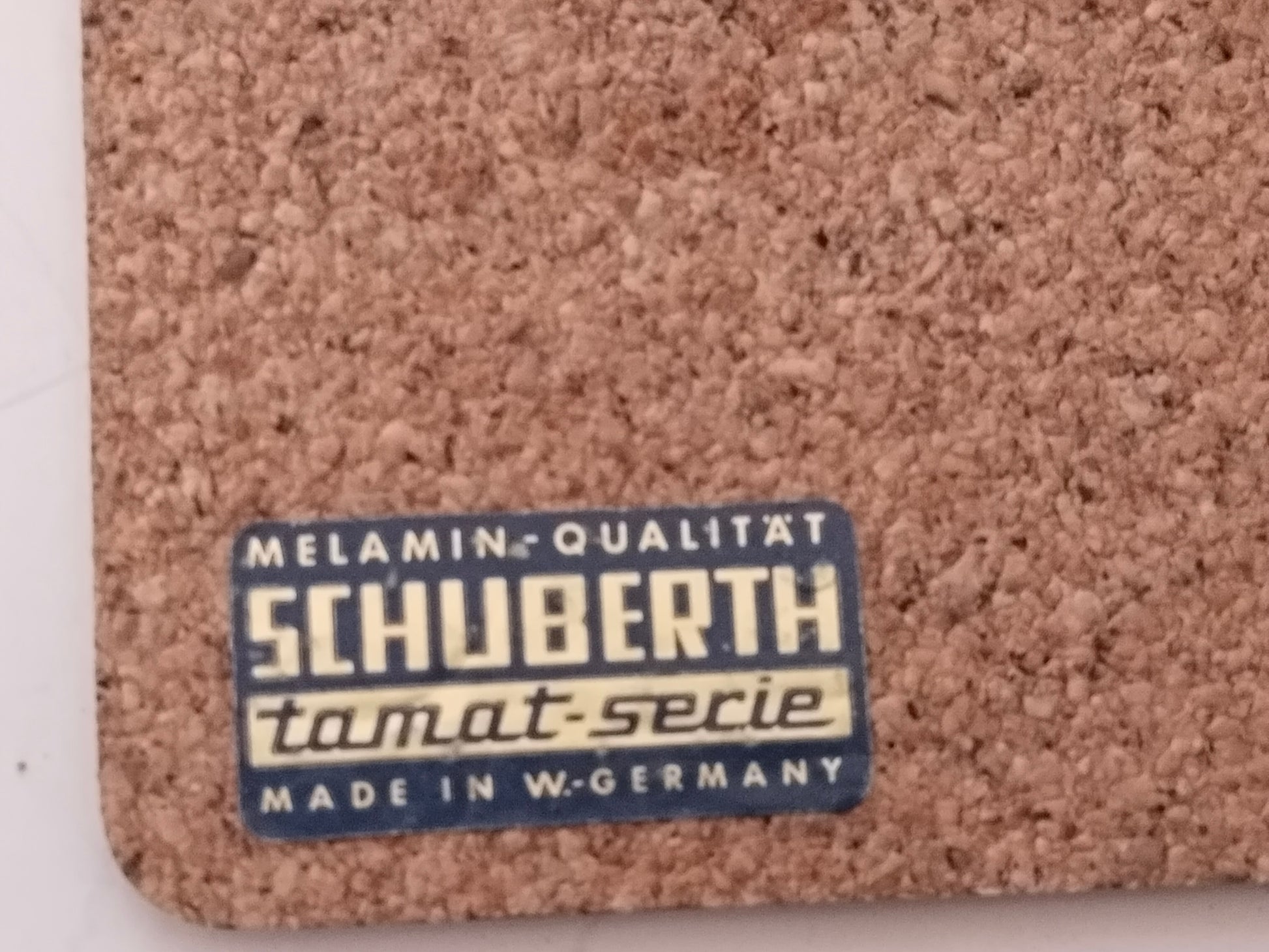 Rückseite der Hamburg Untersetzer aus Naturkork mit Schuberth Etikett