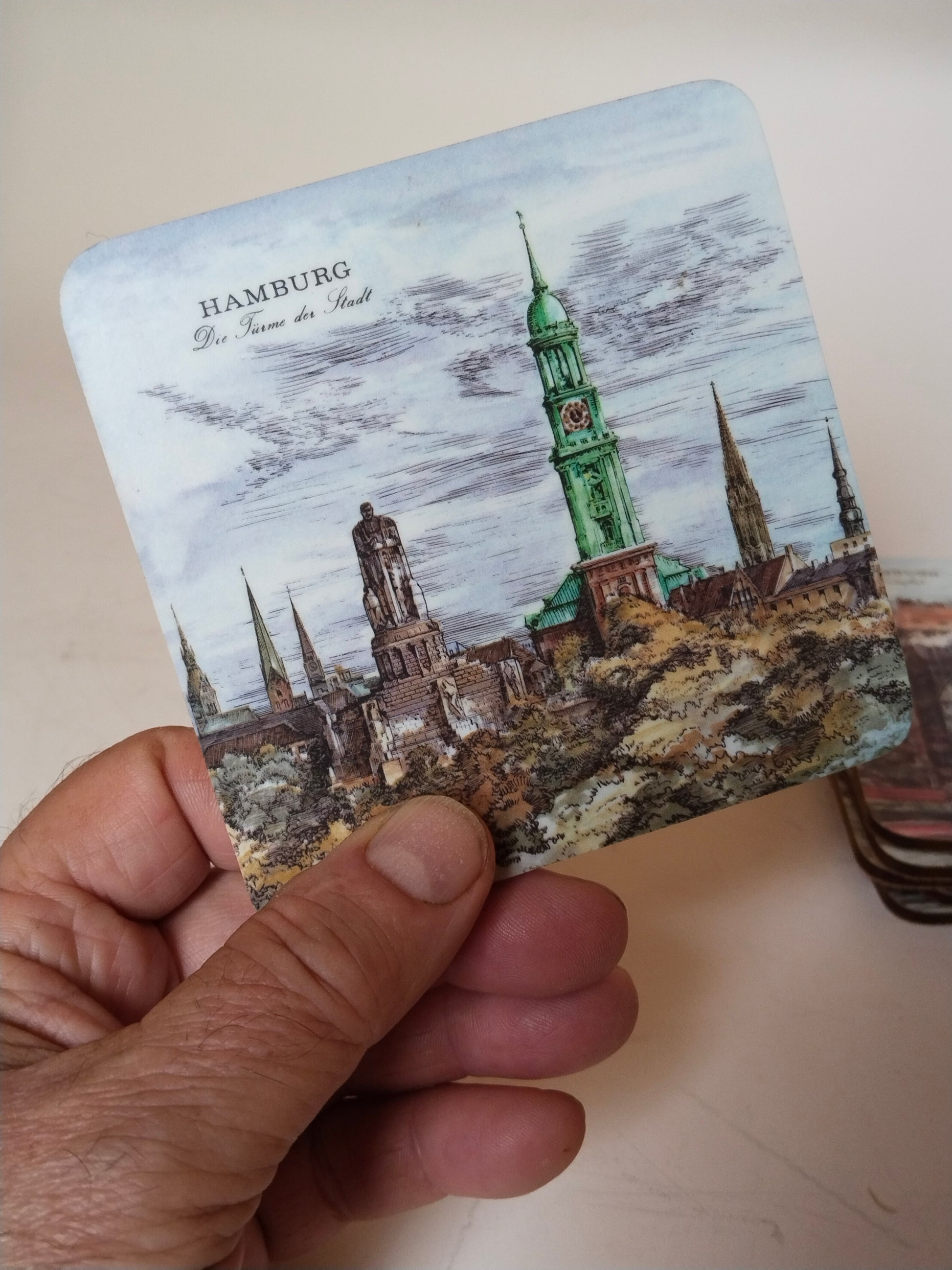 Untersetzer Hamburg mit Hand zum Größenvergleich.