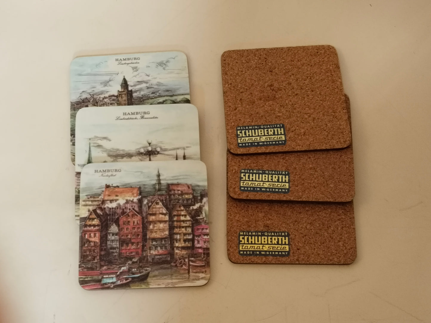 Hamburg Untersetzer Set mit sechs Motiven und Korkrückseiten nebeneinander