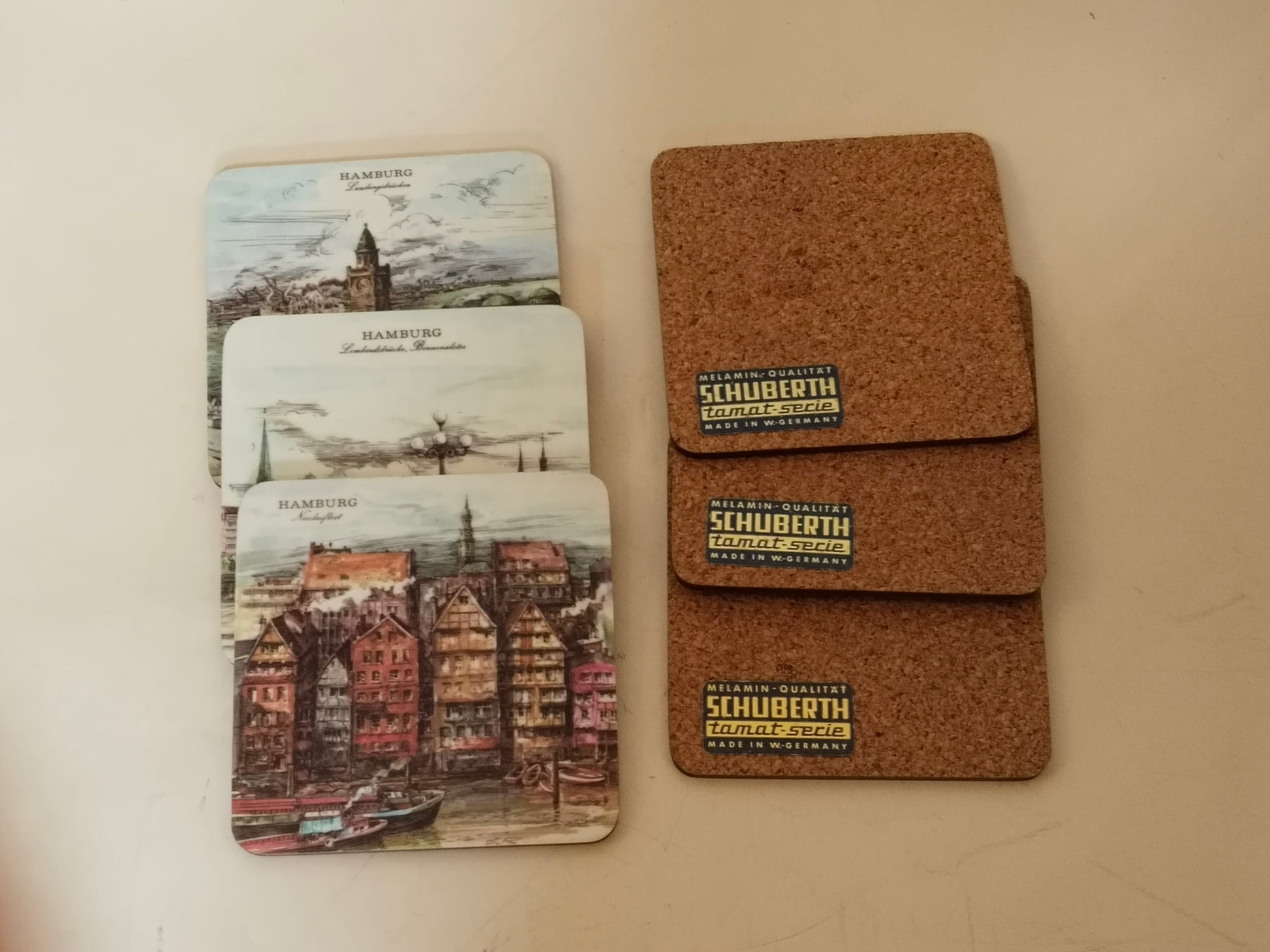 Hamburg Untersetzer Set mit sechs Motiven und Korkrückseiten nebeneinander