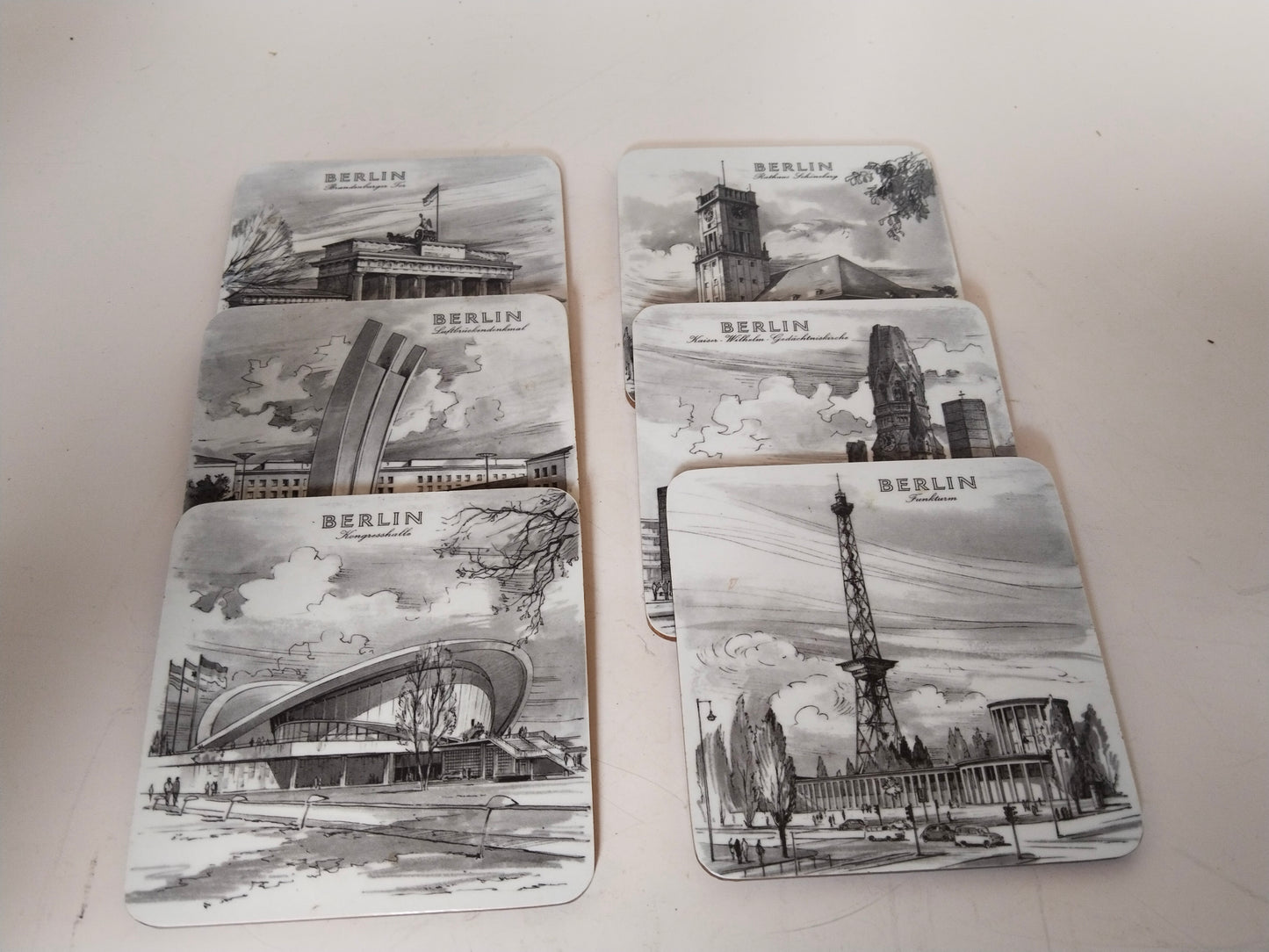 Berlin Untersetzer 6er-Set – Vintage Melamin Korkuntersetzer, Schwarz-Weiß Stadtansichten W-Germany