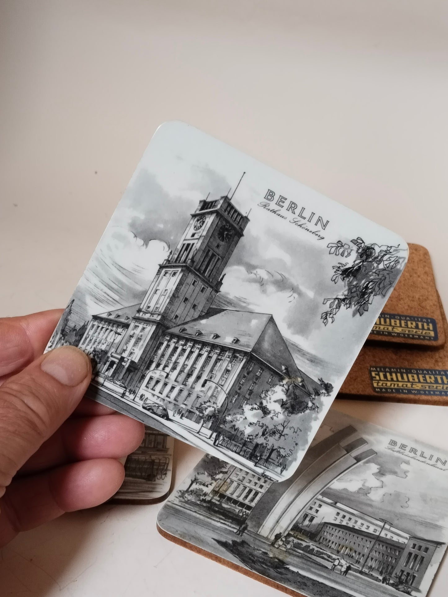 Berlin Untersetzer 6er-Set – Vintage Melamin Korkuntersetzer, Schwarz-Weiß Stadtansichten W-Germany