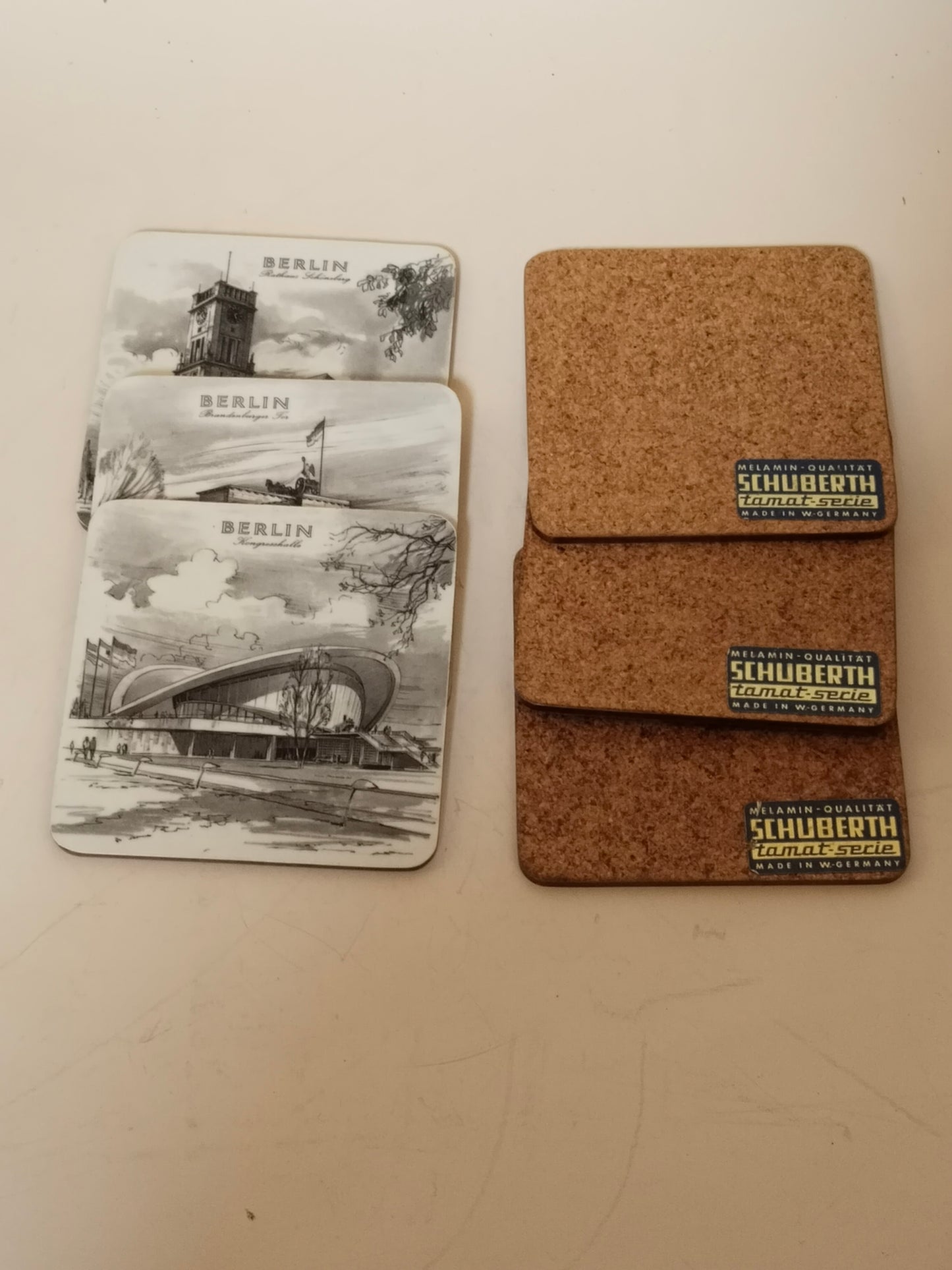 Berlin Untersetzer 6er-Set – Vintage Melamin Korkuntersetzer, Schwarz-Weiß Stadtansichten W-Germany