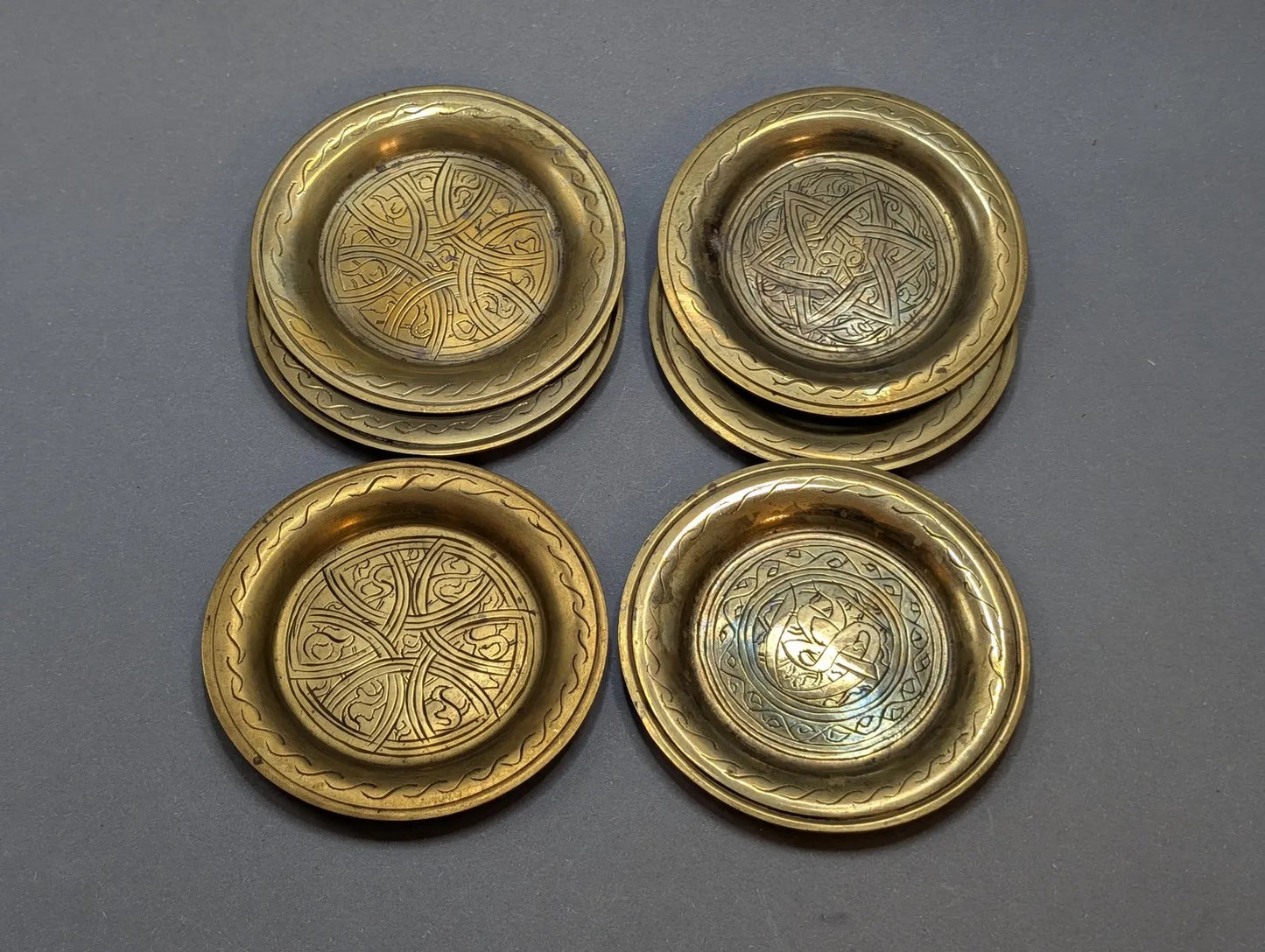 Sous-verres en laiton, lot de 6 – ornements gravés à la main, motif tressé oriental, vintage