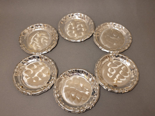 6er Set versilberte Vintage Untersetzer kreisförmig angeordnet.