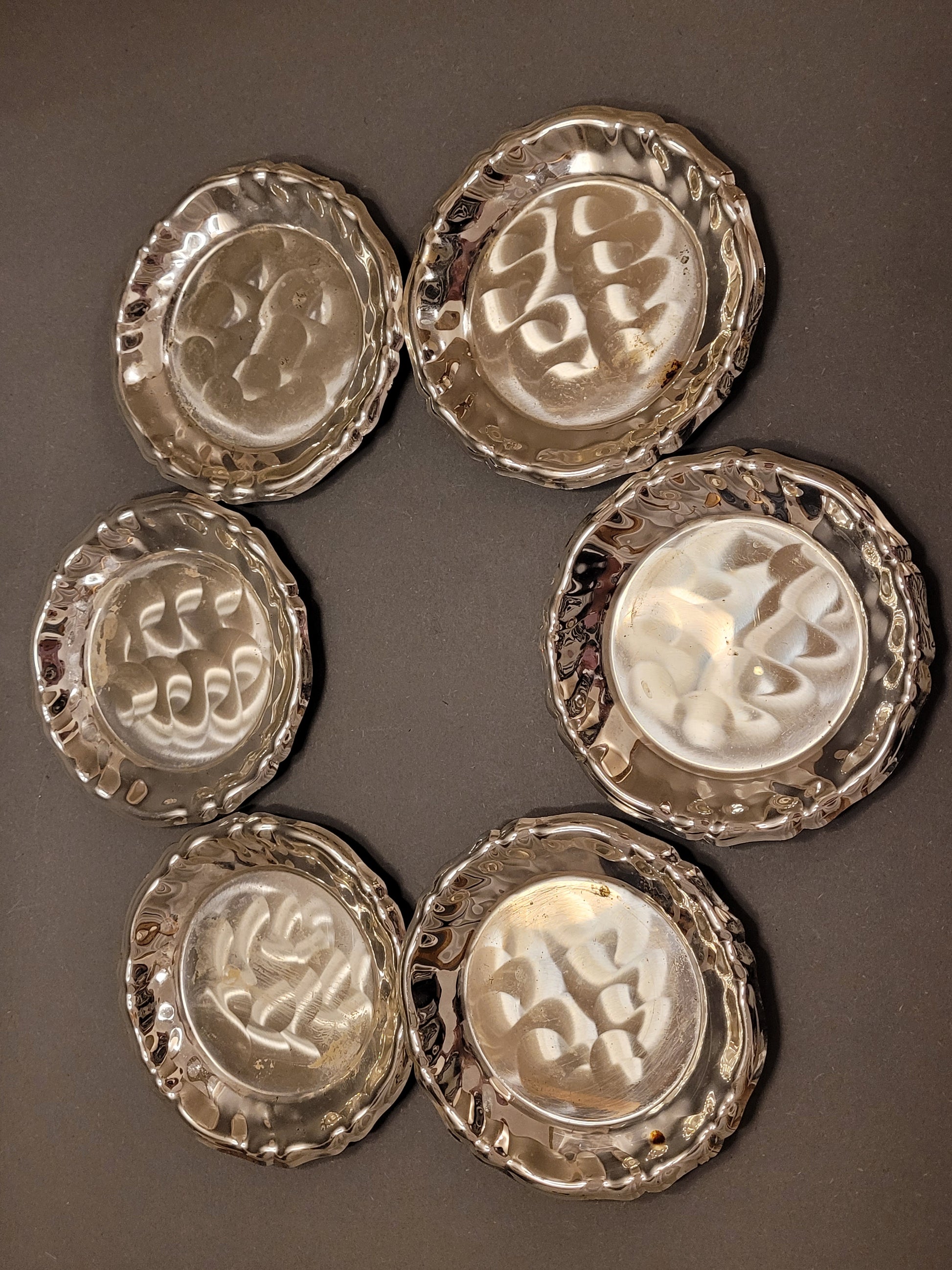 6er Set versilberte Vintage Untersetzer kreisförmig angeordnet.