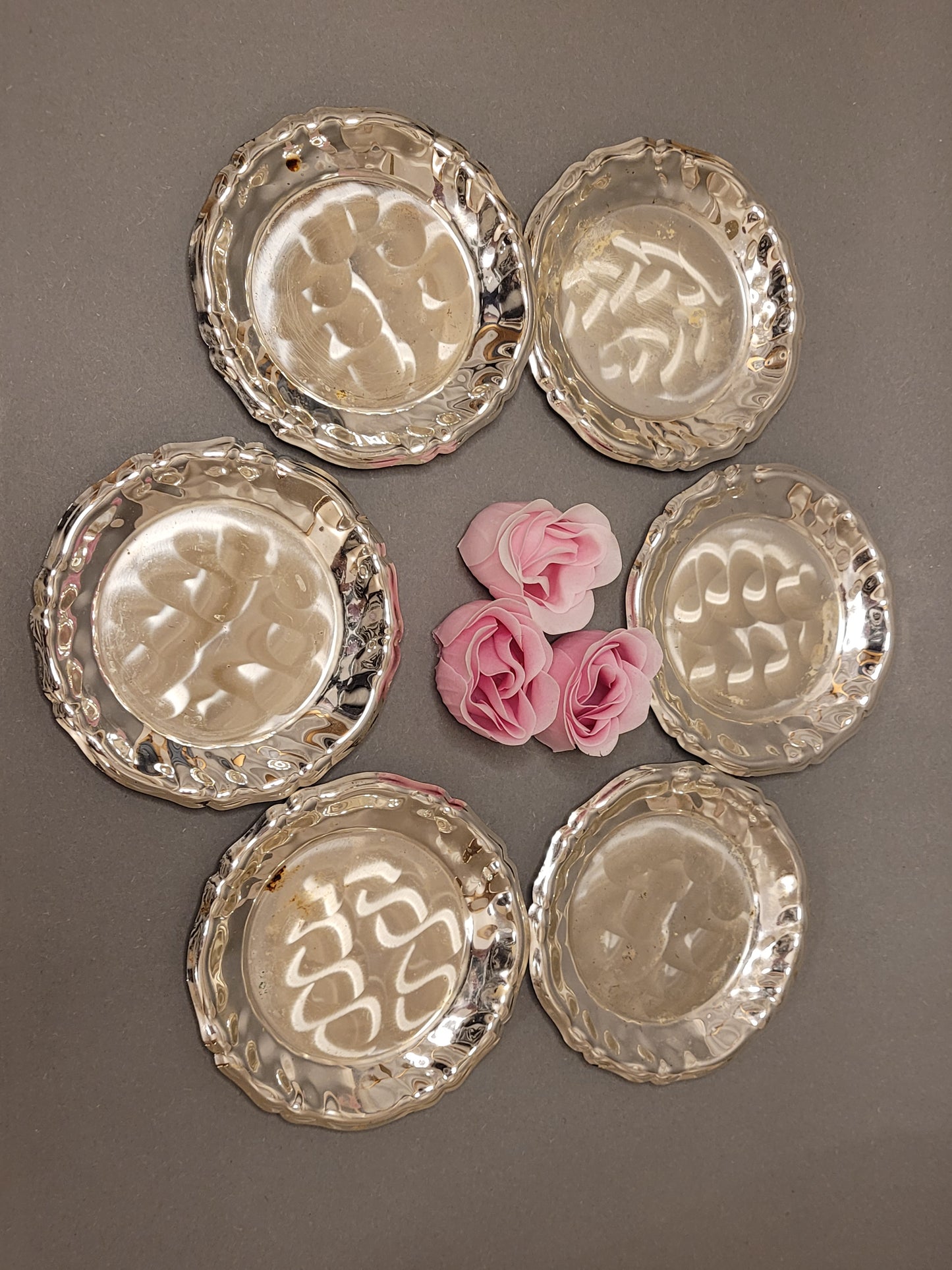 6er Set versilberte Vintage Untersetzer kreisförmig angeordnet. Mit Blumendekoration