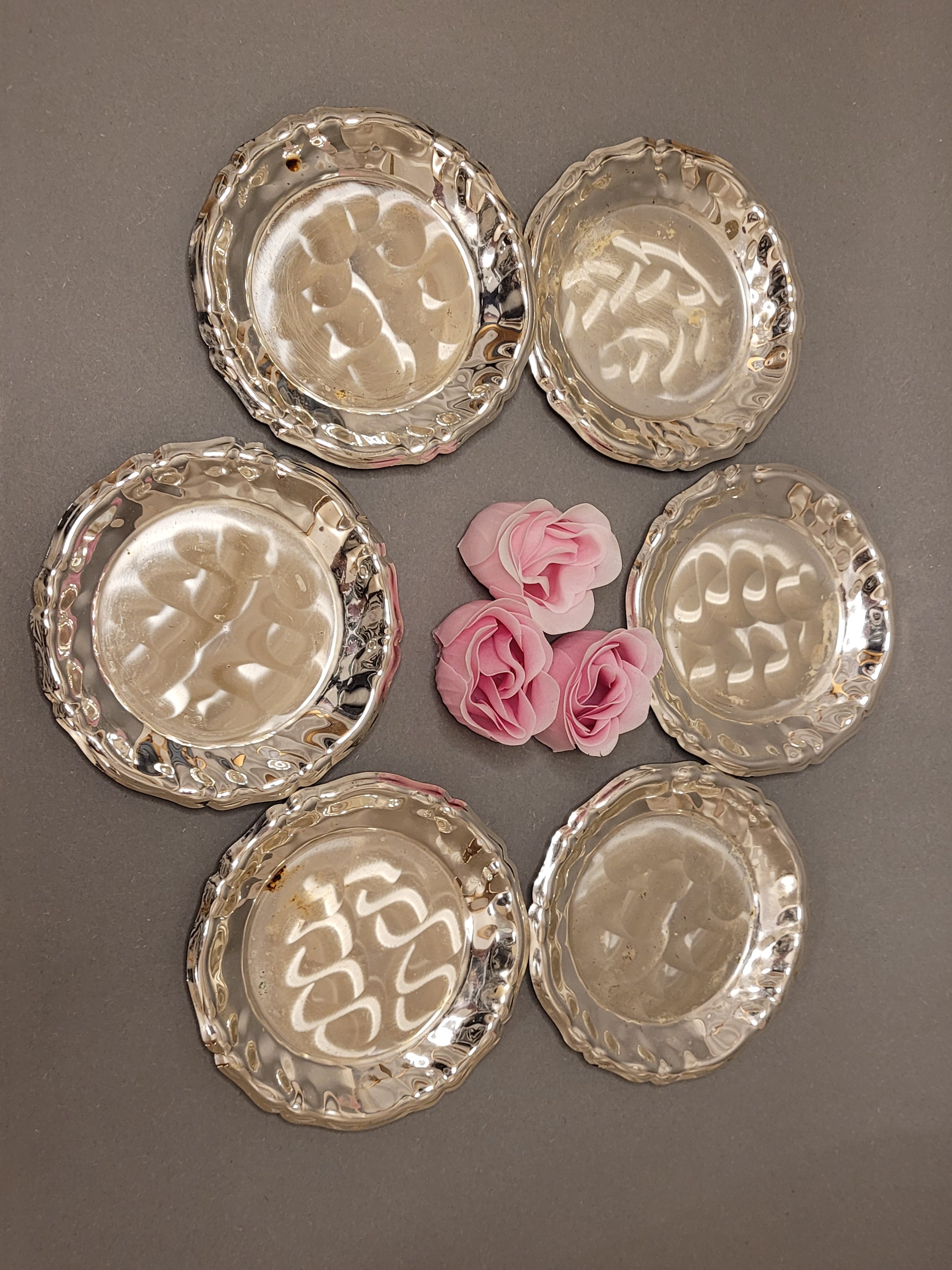 6er Set versilberte Vintage Untersetzer kreisförmig angeordnet. Mit Blumendekoration