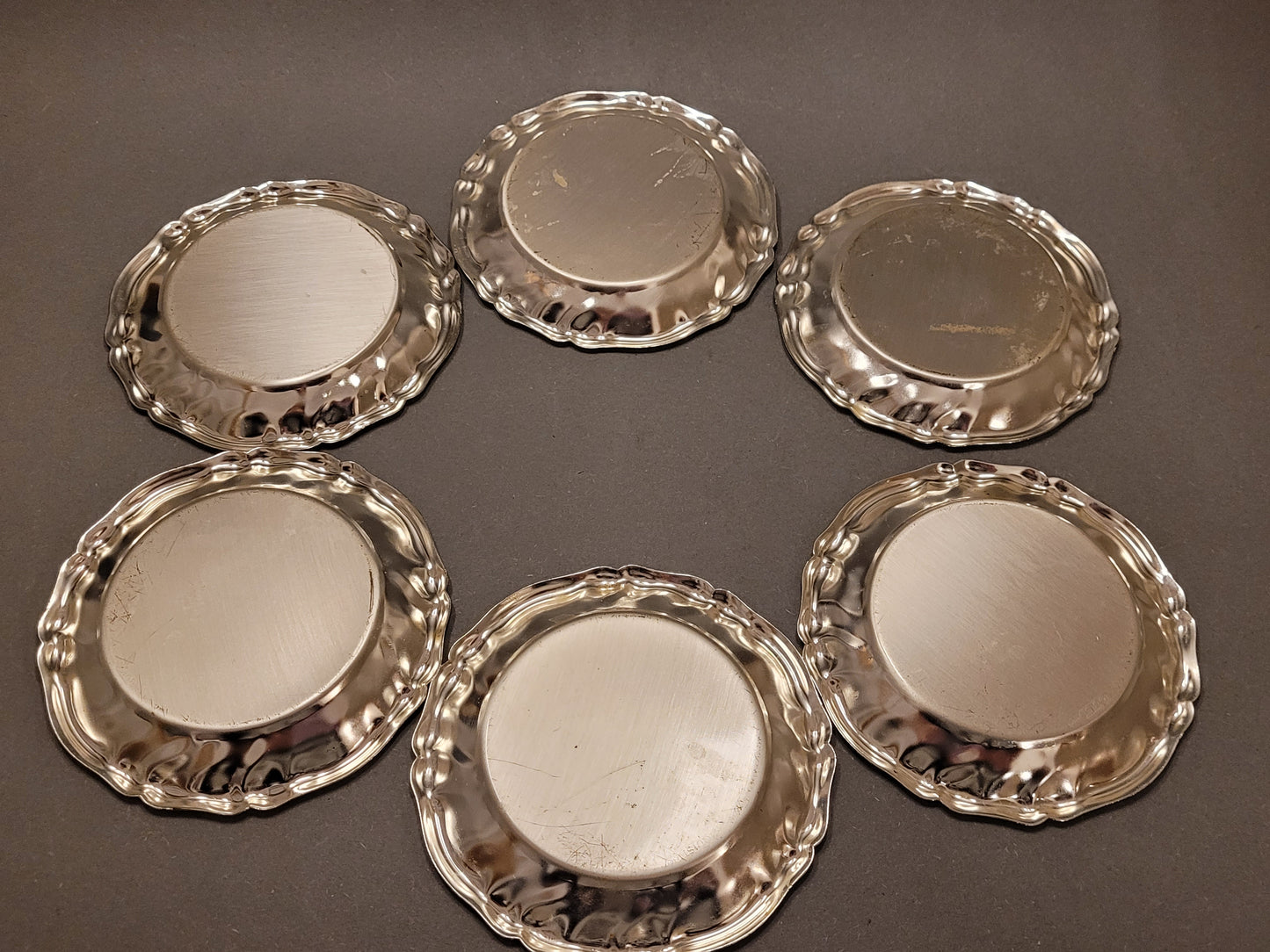 6er Set versilberte Vintage Untersetzer kreisförmig angeordnet. Rückseite