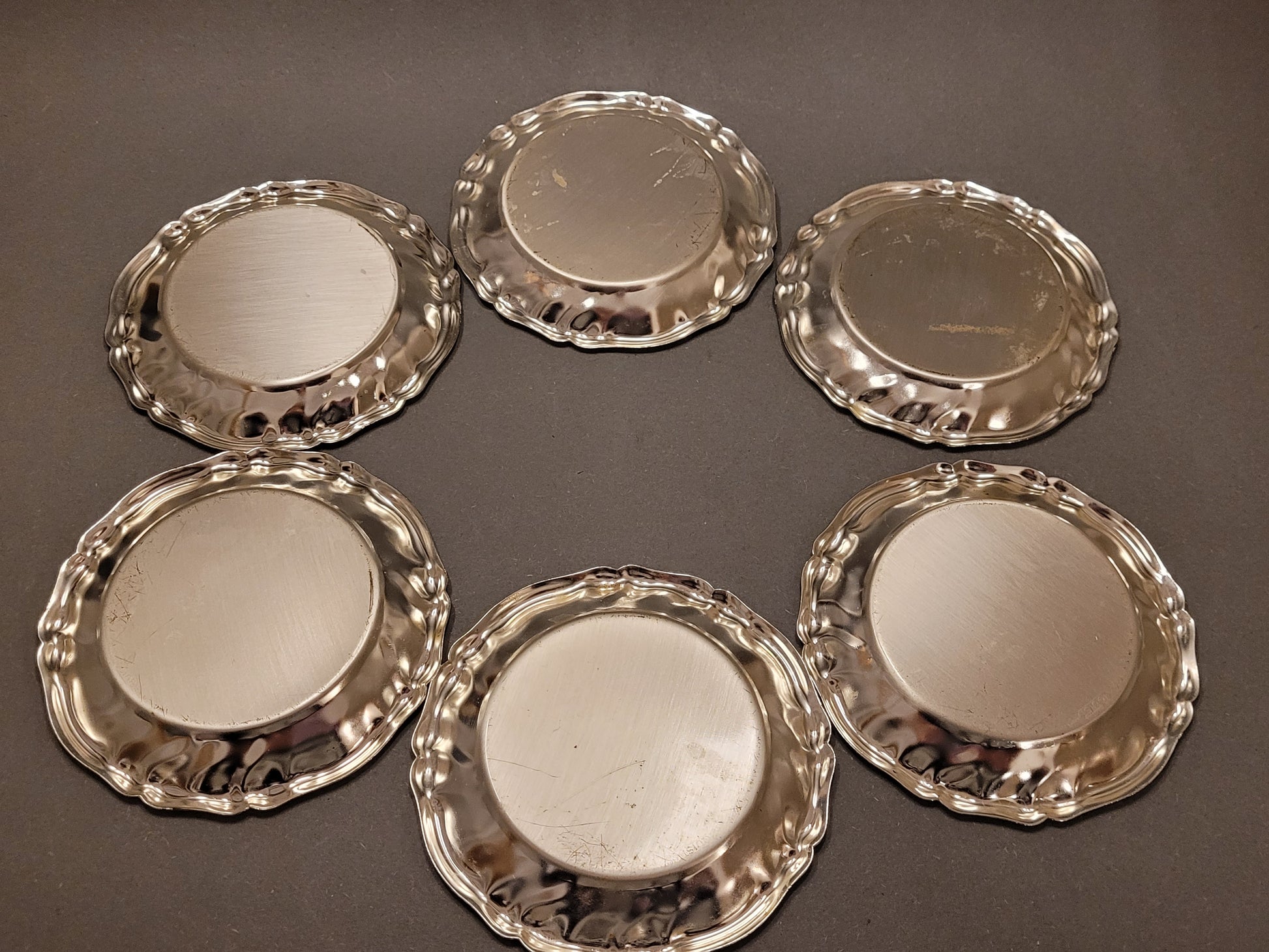 6er Set versilberte Vintage Untersetzer kreisförmig angeordnet. Rückseite