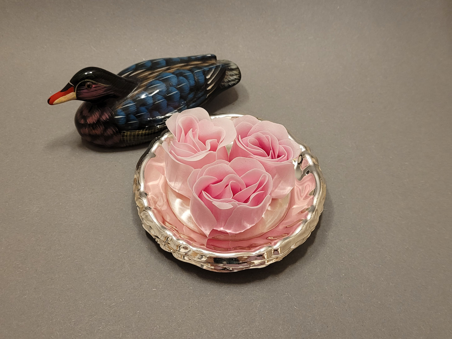 Mid Century Untersetzer  mit Rosen und Porzellanente.