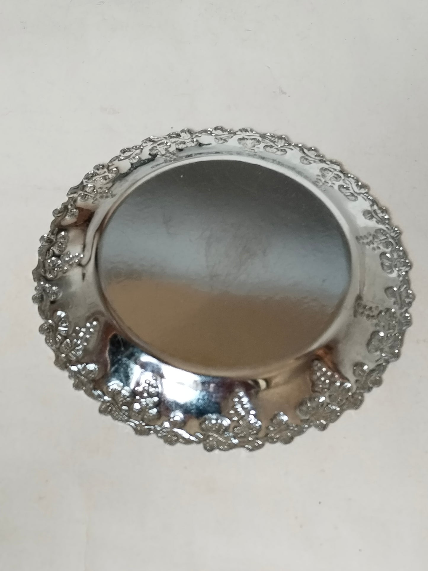 Unterseite eines versilberten Untersetzers – glatter Boden, Silberauflage gleichmäßig, Vintage Barware Österreich

